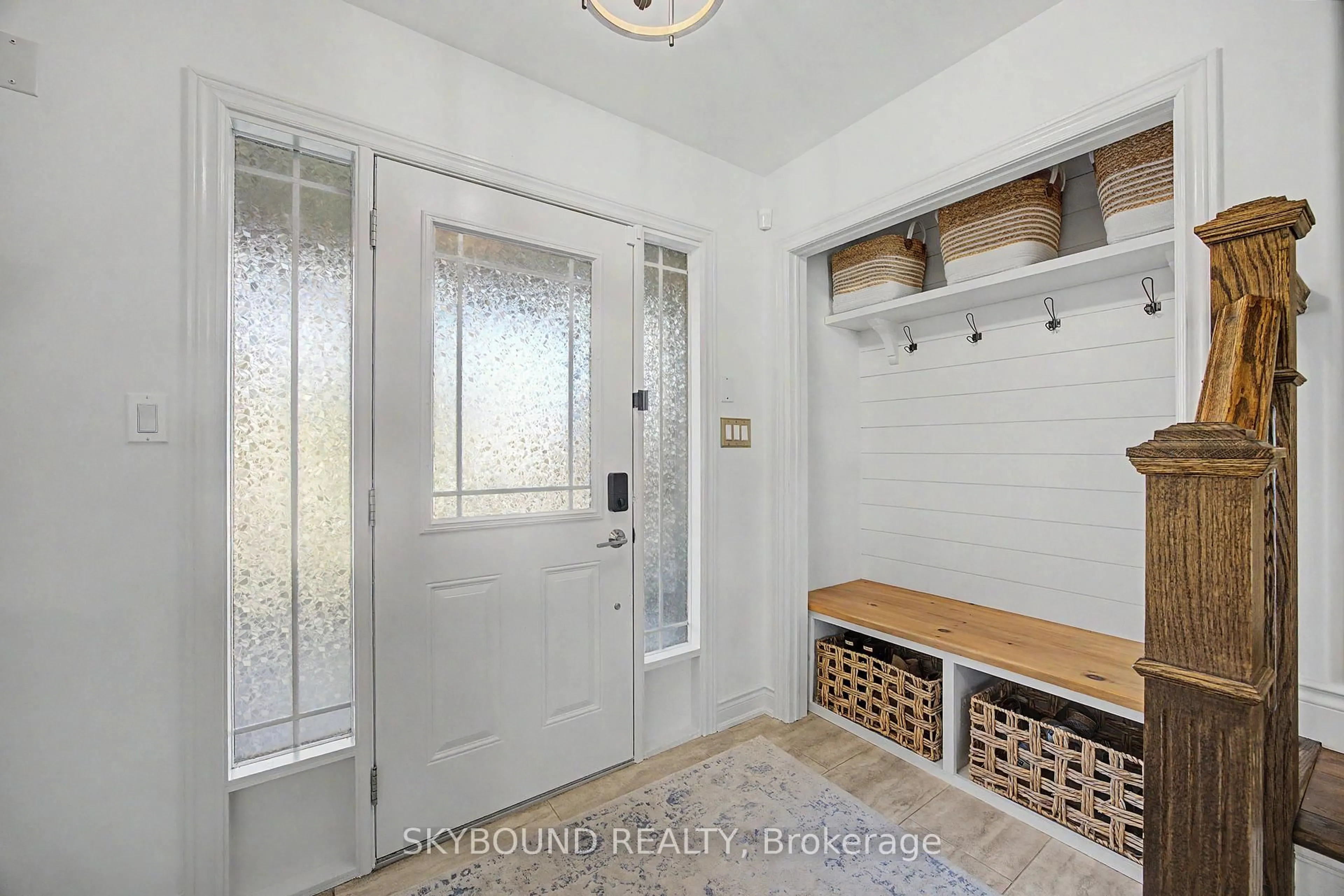 Indoor entryway for 53 Diana Ave, Grimsby Ontario L3M 0C7