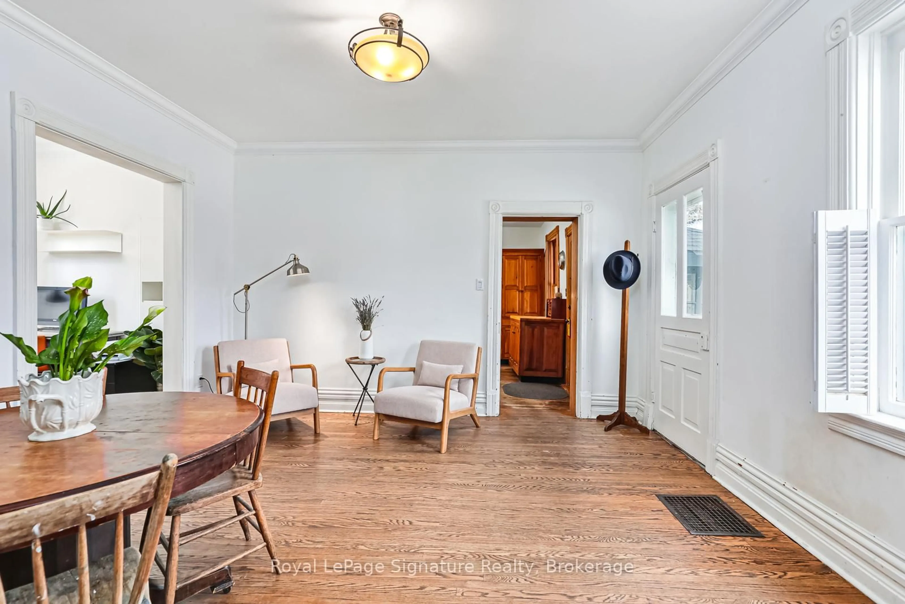 Indoor entryway for 155 CLARK St, Blue Mountains Ontario N0H 1J0
