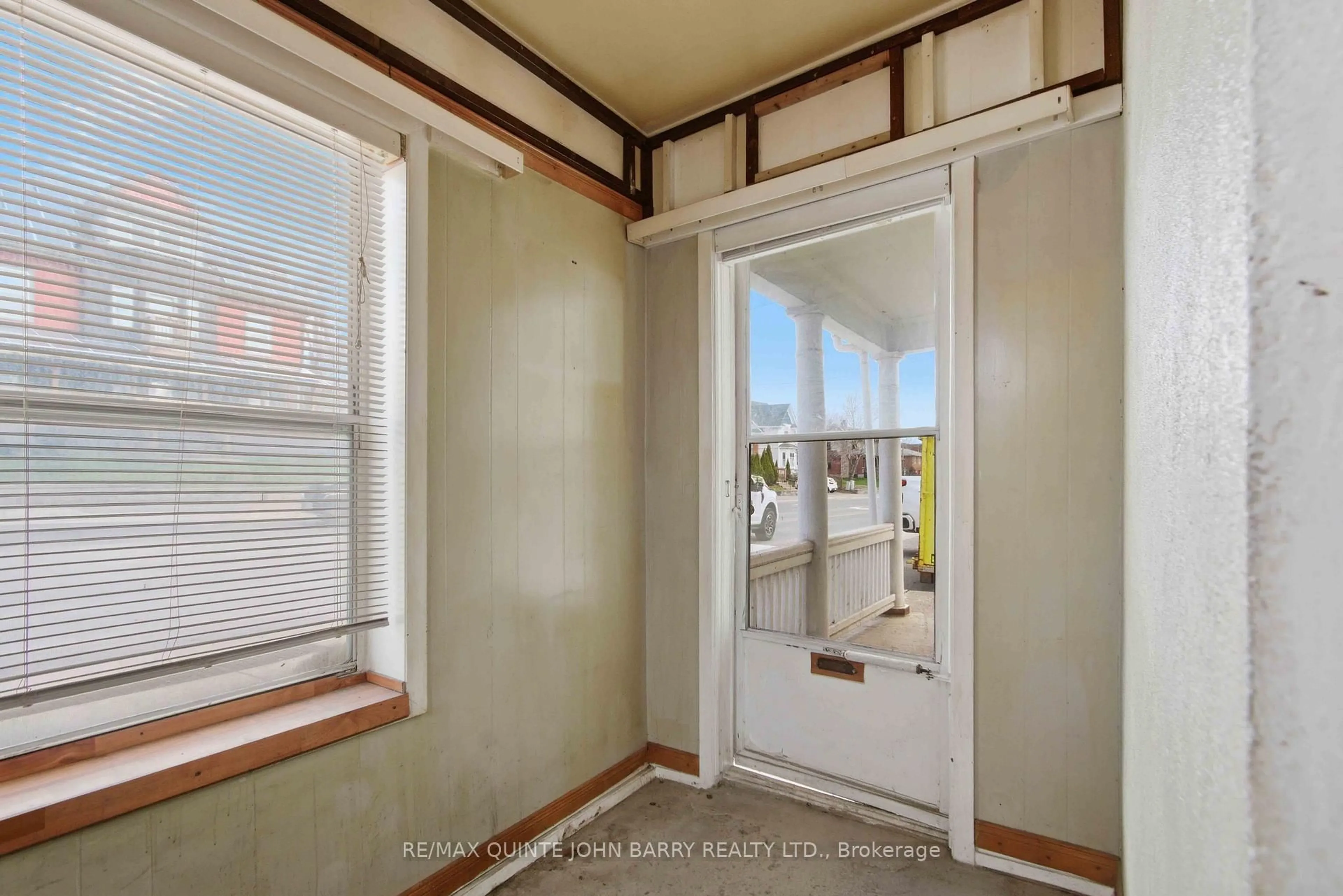 Indoor entryway for 175 King St, Quinte West Ontario K8V 3W7