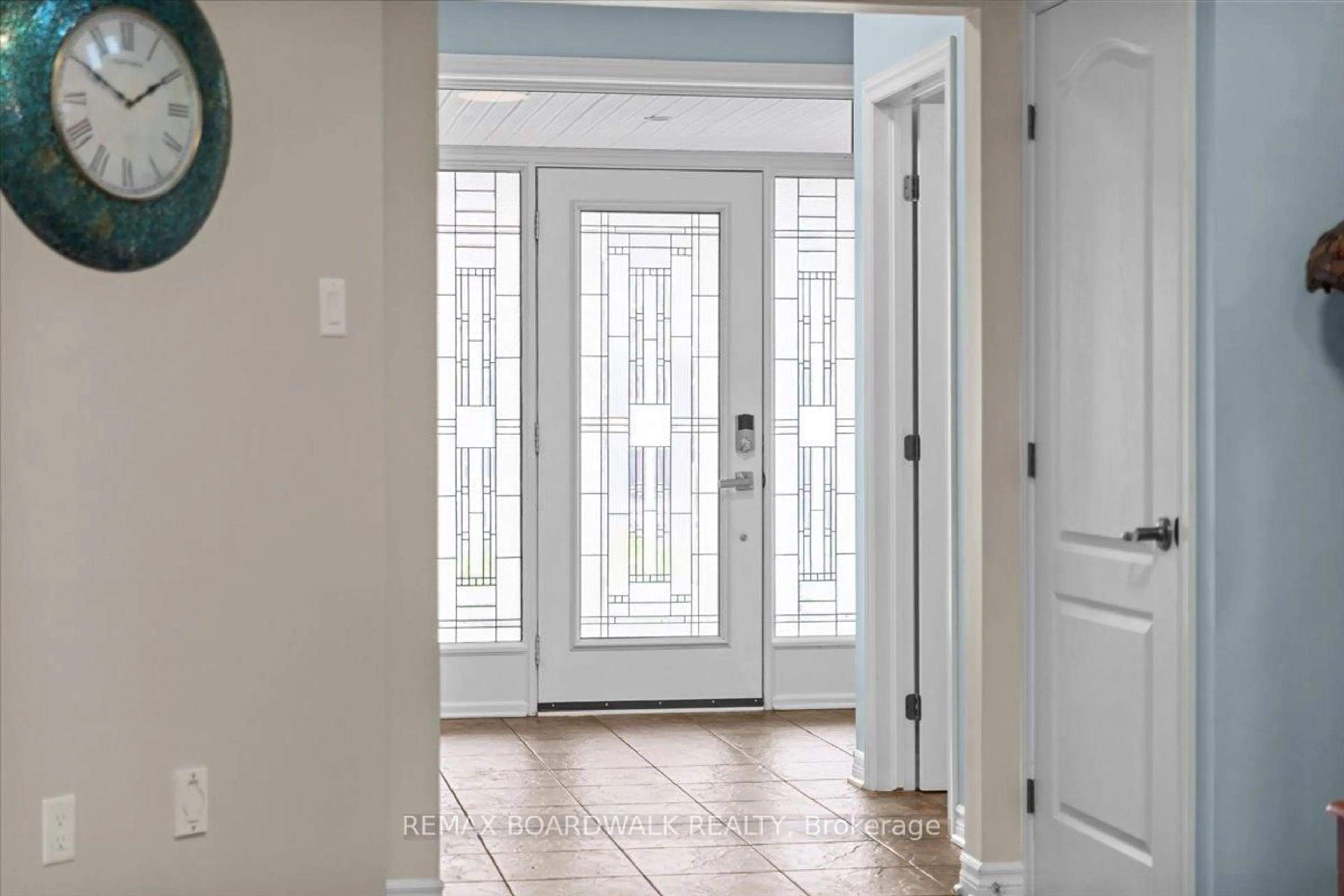 Indoor entryway for 816 Azure St, Orleans Ontario K4A 0T7