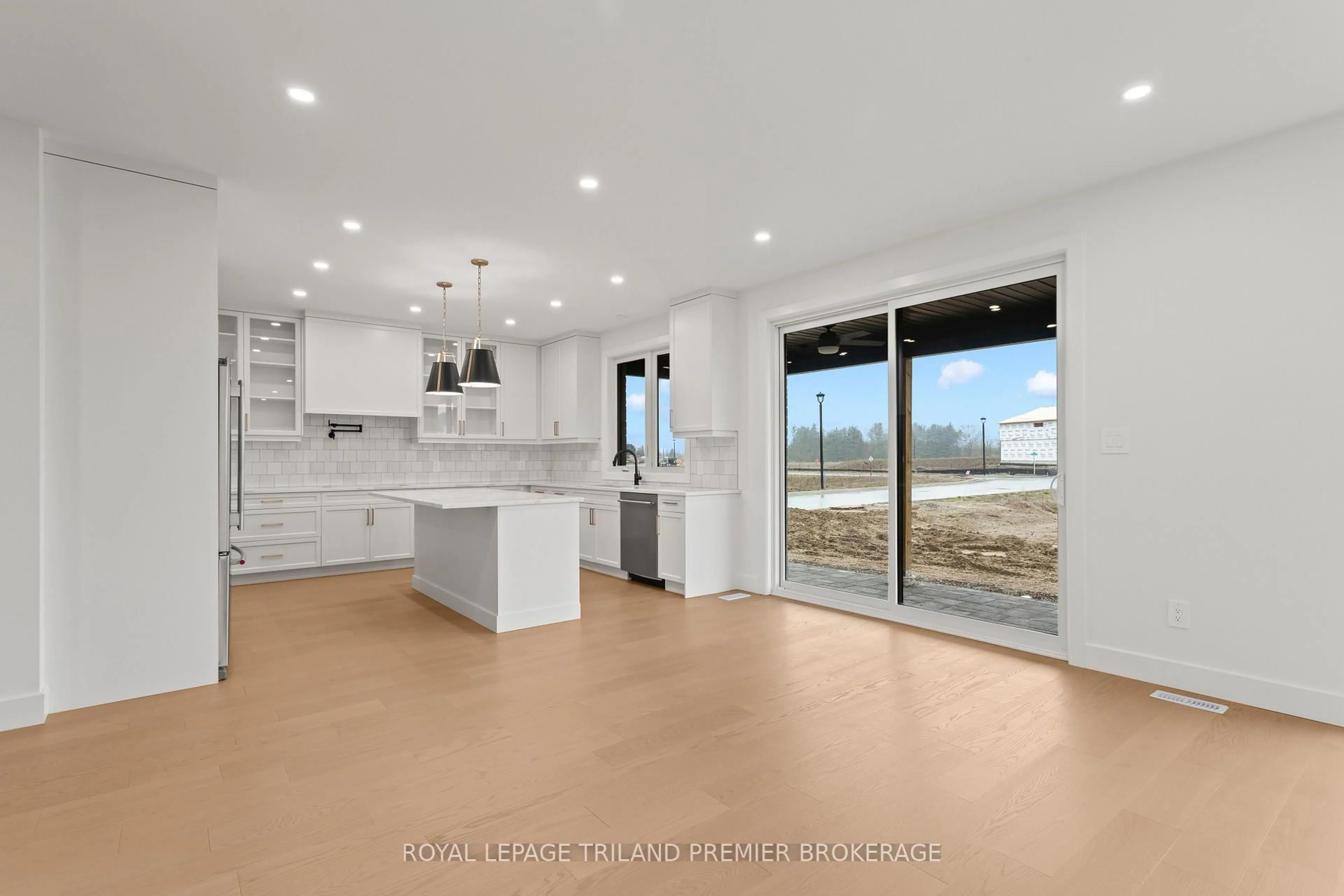 Open concept kitchen, ceramic/tile floor for 4197 Fallingbrook Rd, London South Ontario N6P 0H8