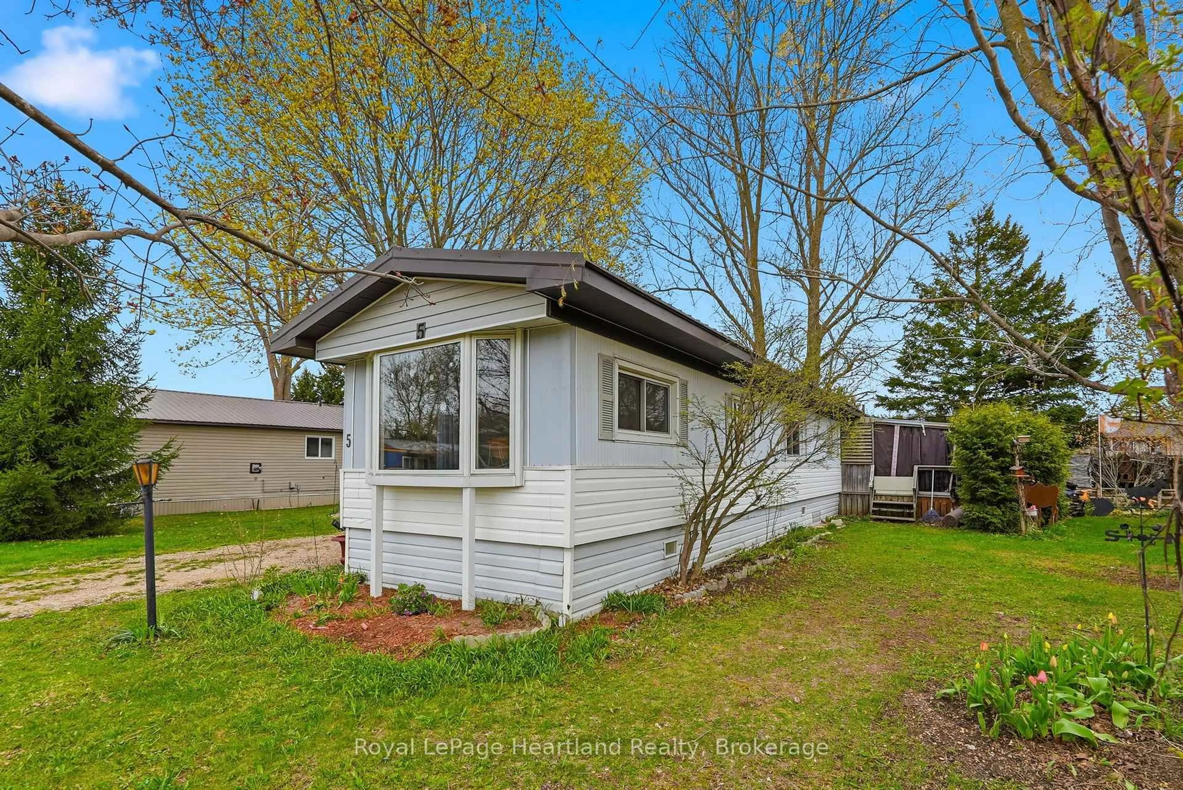 Home with vinyl exterior material, unknown for 5 TRAILER PARK Rd, Howick Ontario N0G 1V0