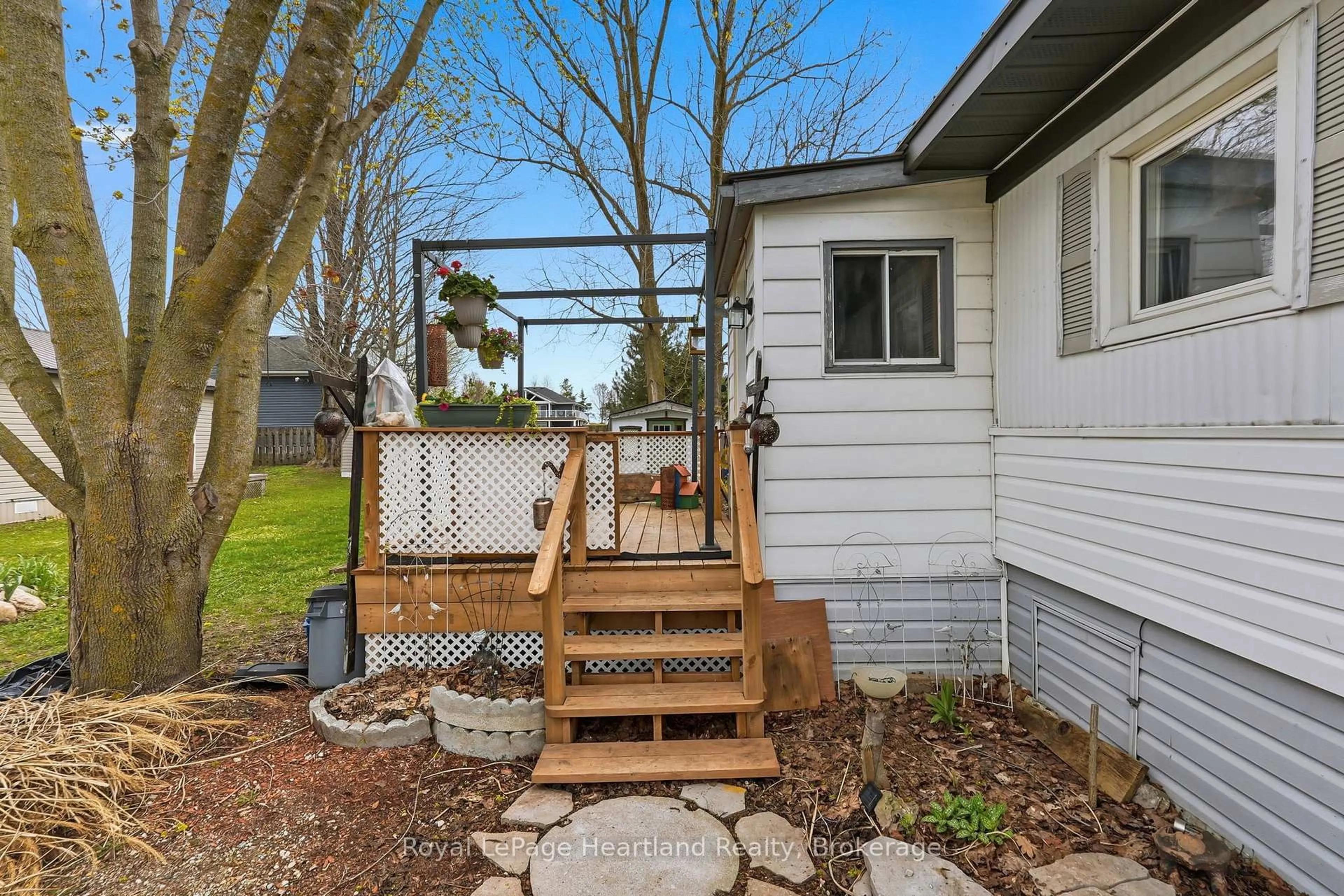 Patio, unknown for 5 TRAILER PARK Rd, Howick Ontario N0G 1V0