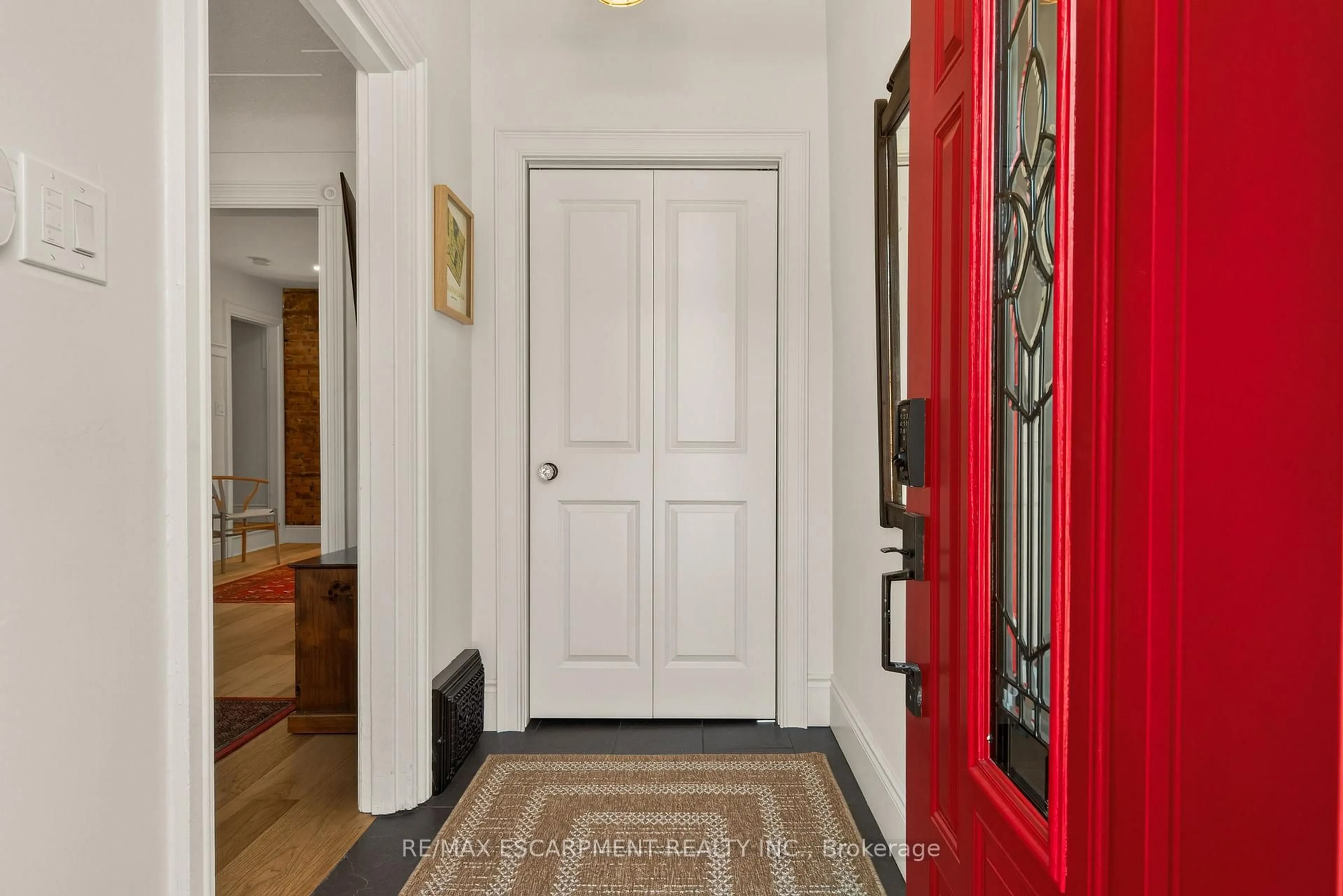Indoor entryway for 32 Magill St, Hamilton Ontario L8R 2Y5