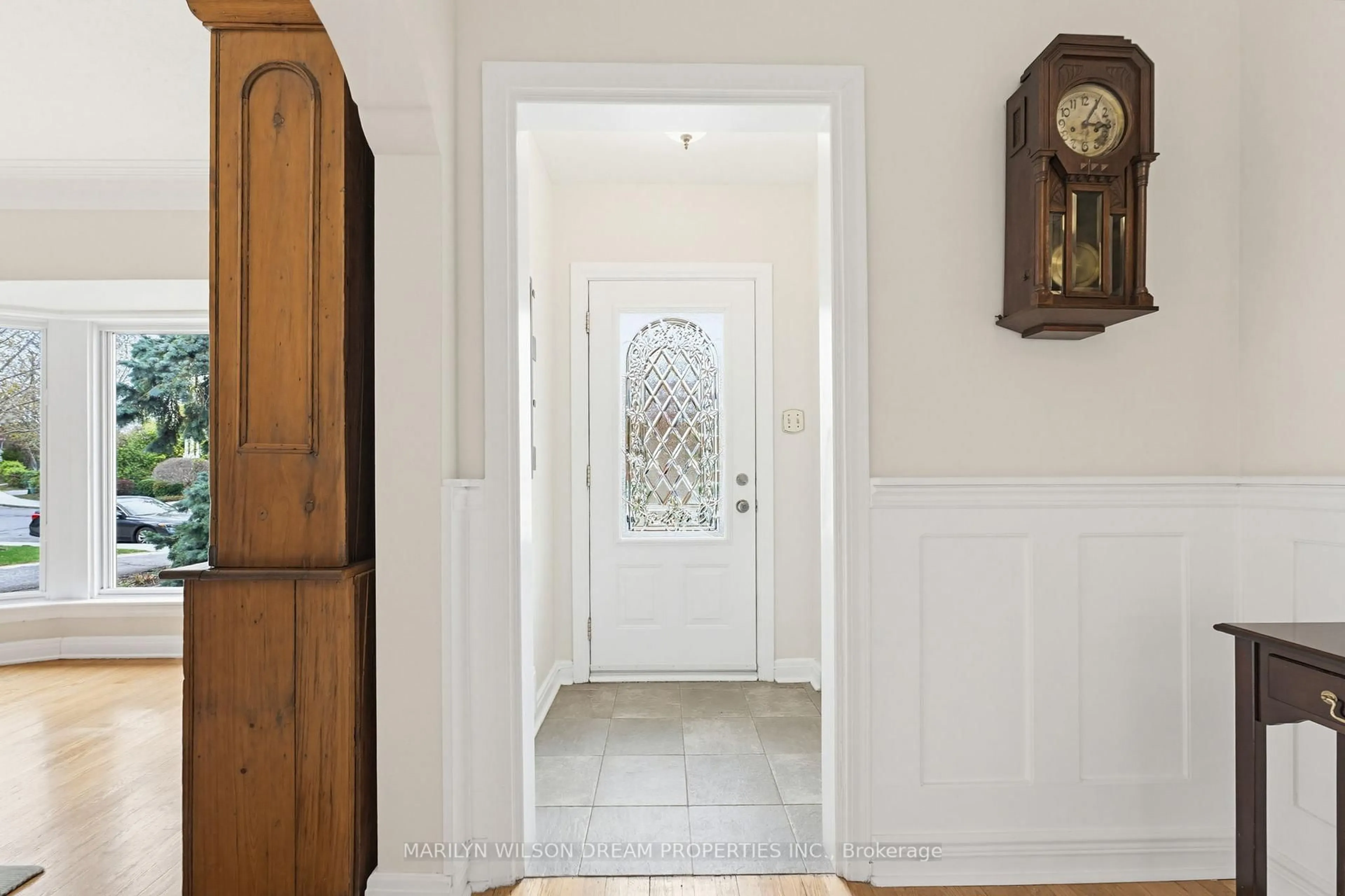 Indoor entryway for 16 Avenue Rd, Ottawa Ontario K1S 0N9
