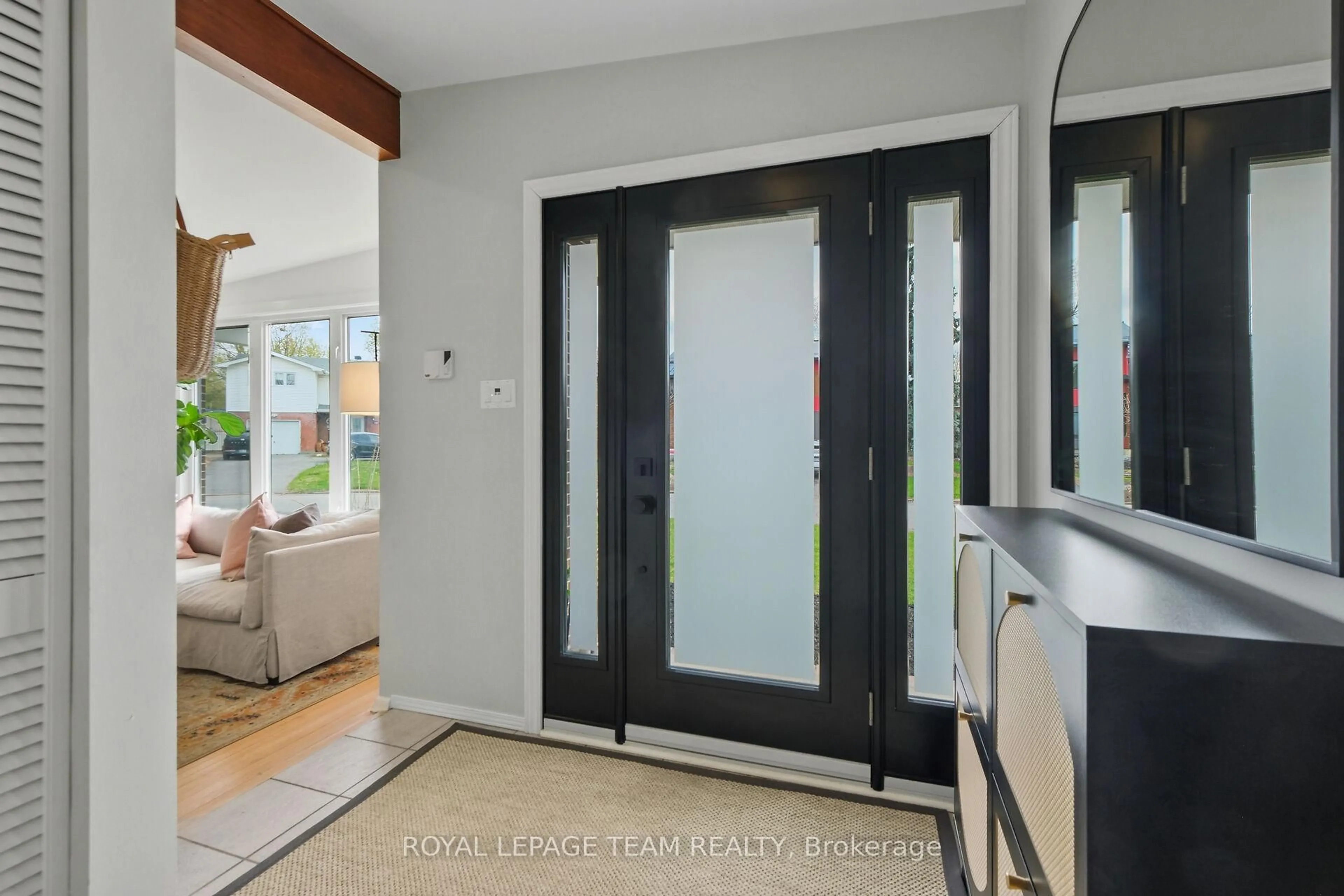 Indoor entryway for 1118 Cameo Dr, Ottawa Ontario K2C 1Y7