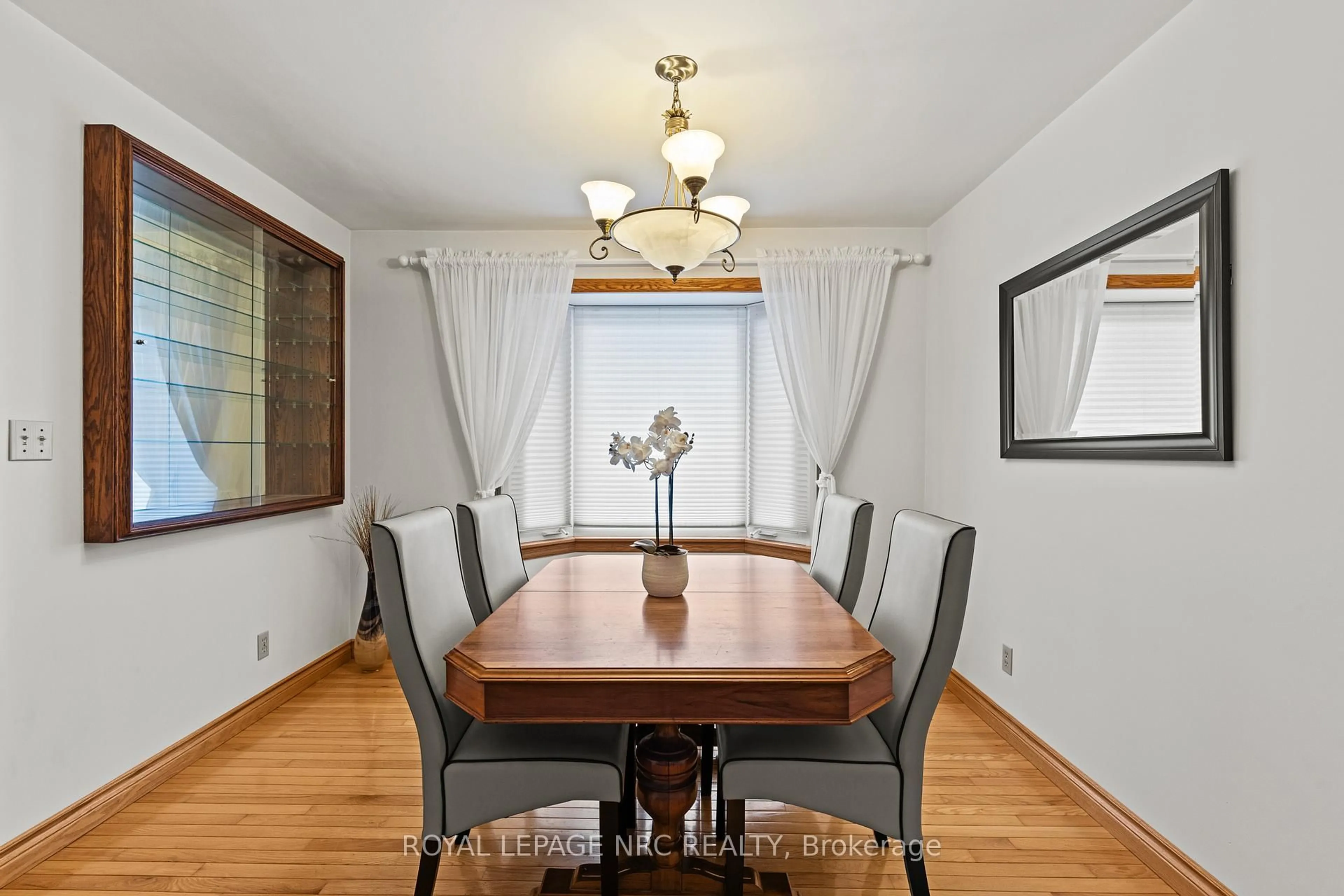 Dining room, wood/laminate floor for 6722 Margaret St, Niagara Falls Ontario L2G 2V3