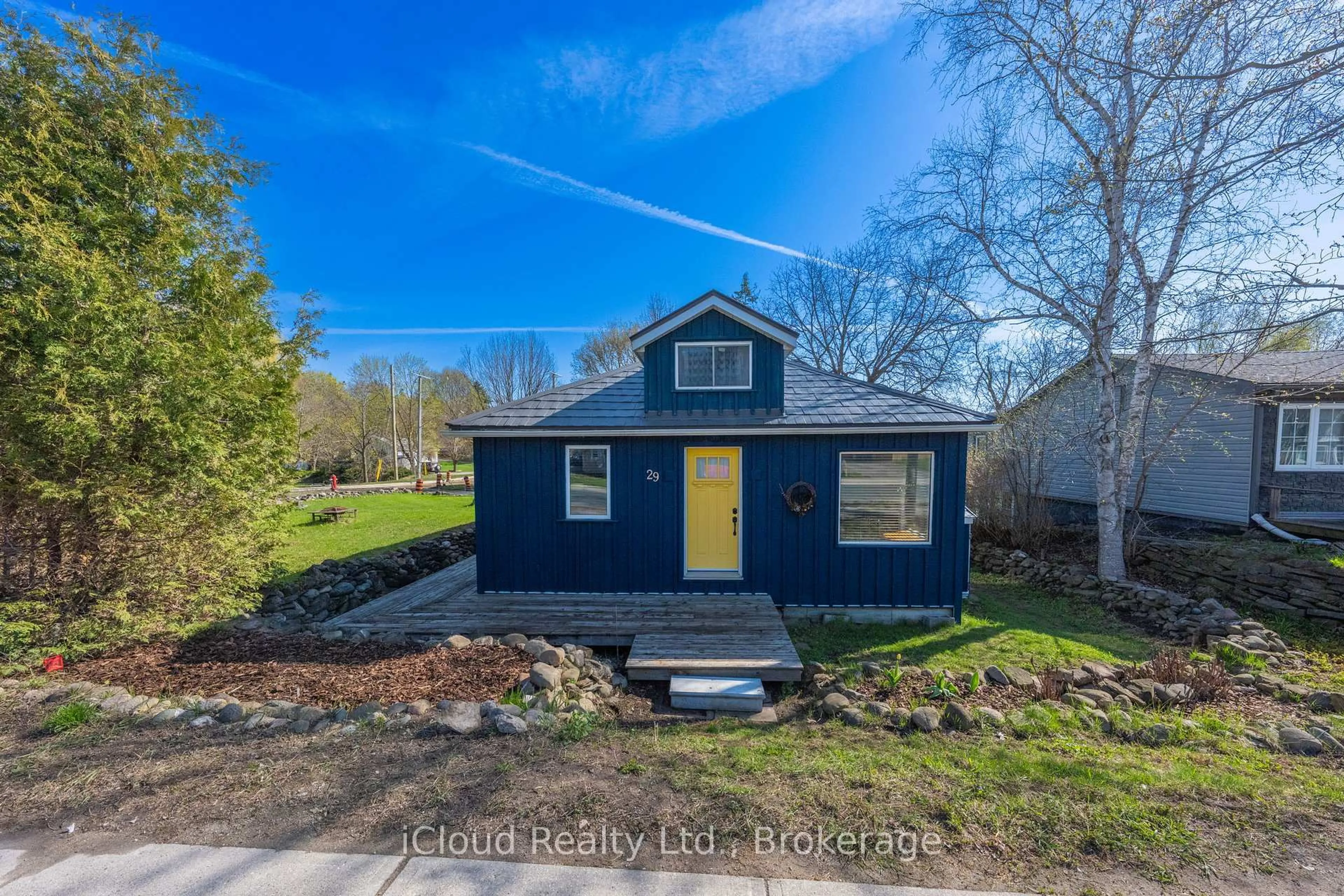 A pic from outside/outdoor area/front of a property/back of a property/a pic from drone, street for 29 Main St, Erin Ontario N0B 1T0