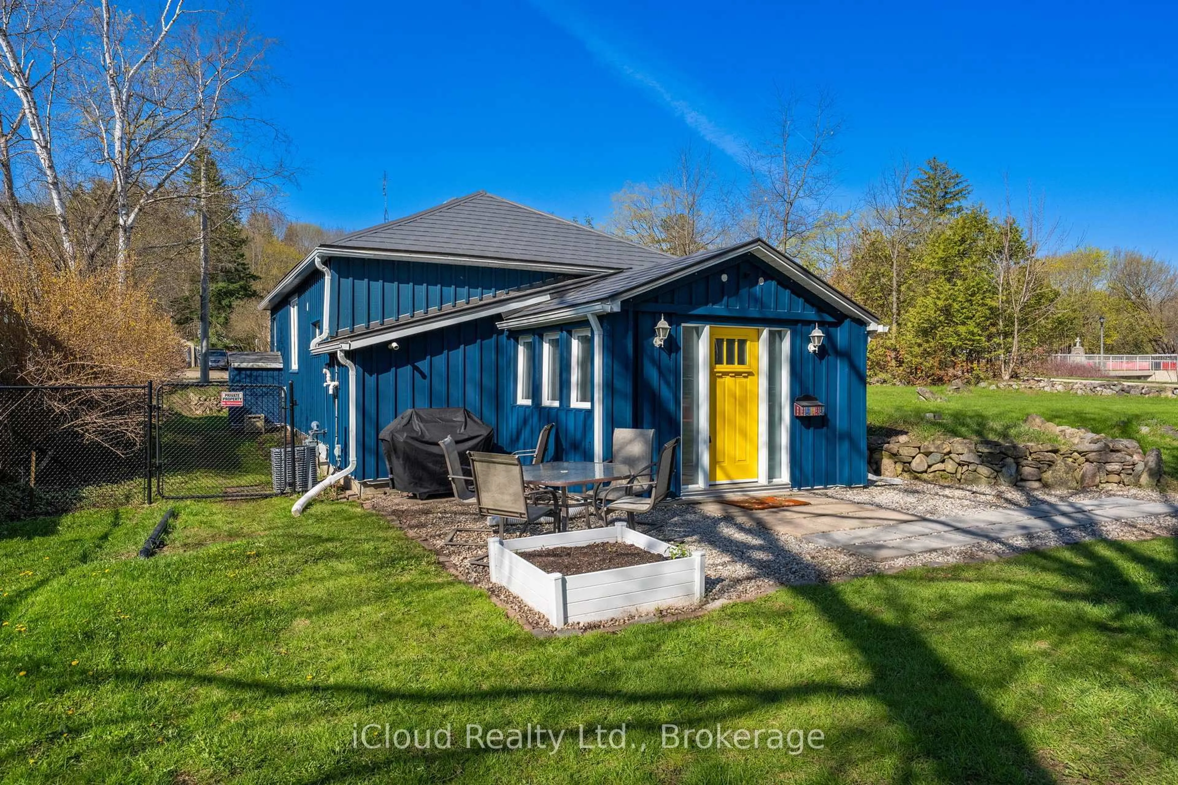 A pic from outside/outdoor area/front of a property/back of a property/a pic from drone, unknown for 29 Main St, Erin Ontario N0B 1T0
