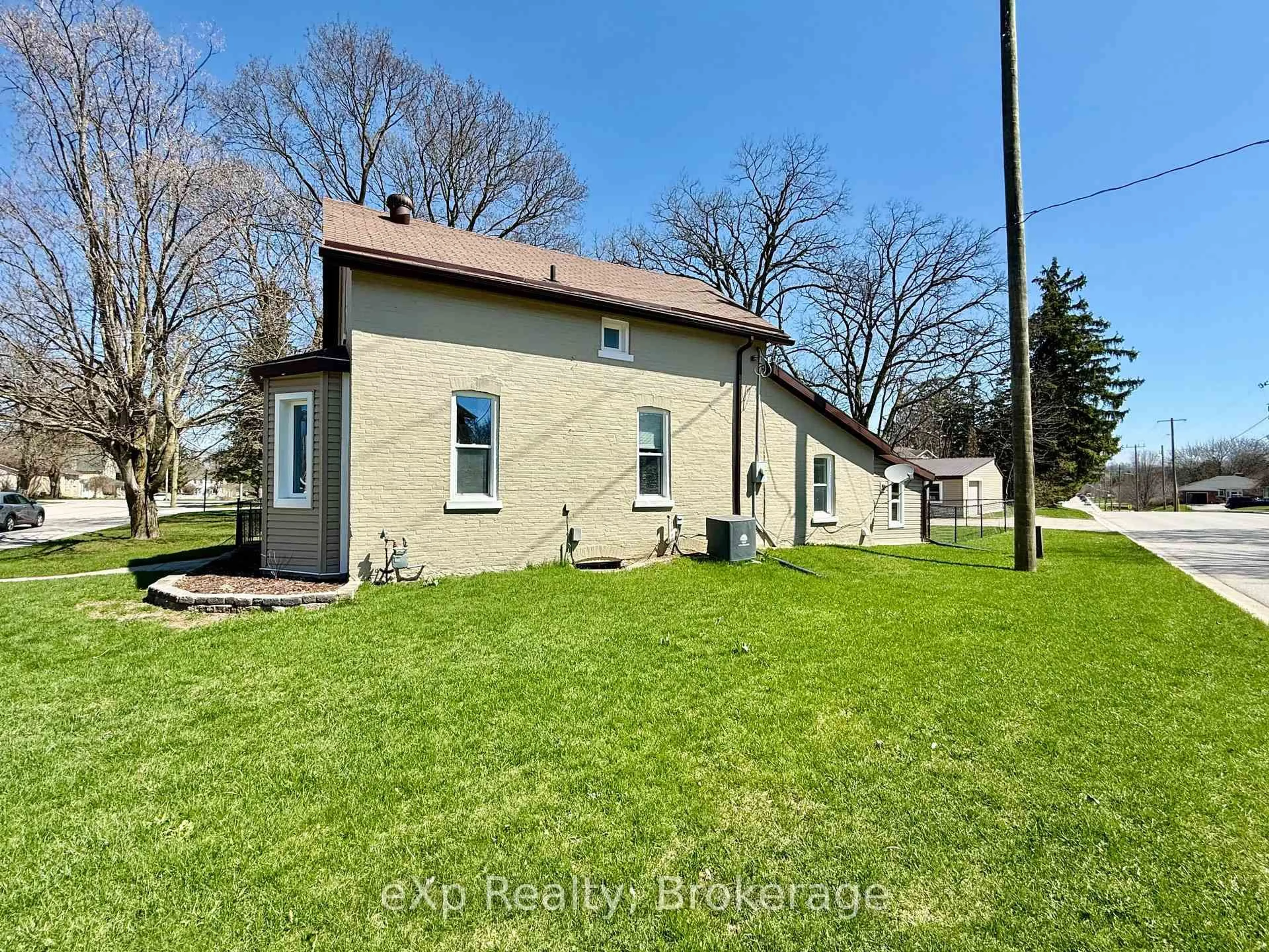 A pic from outside/outdoor area/front of a property/back of a property/a pic from drone, building for 630 GIBSON St, Brockton Ontario N0G 2V0