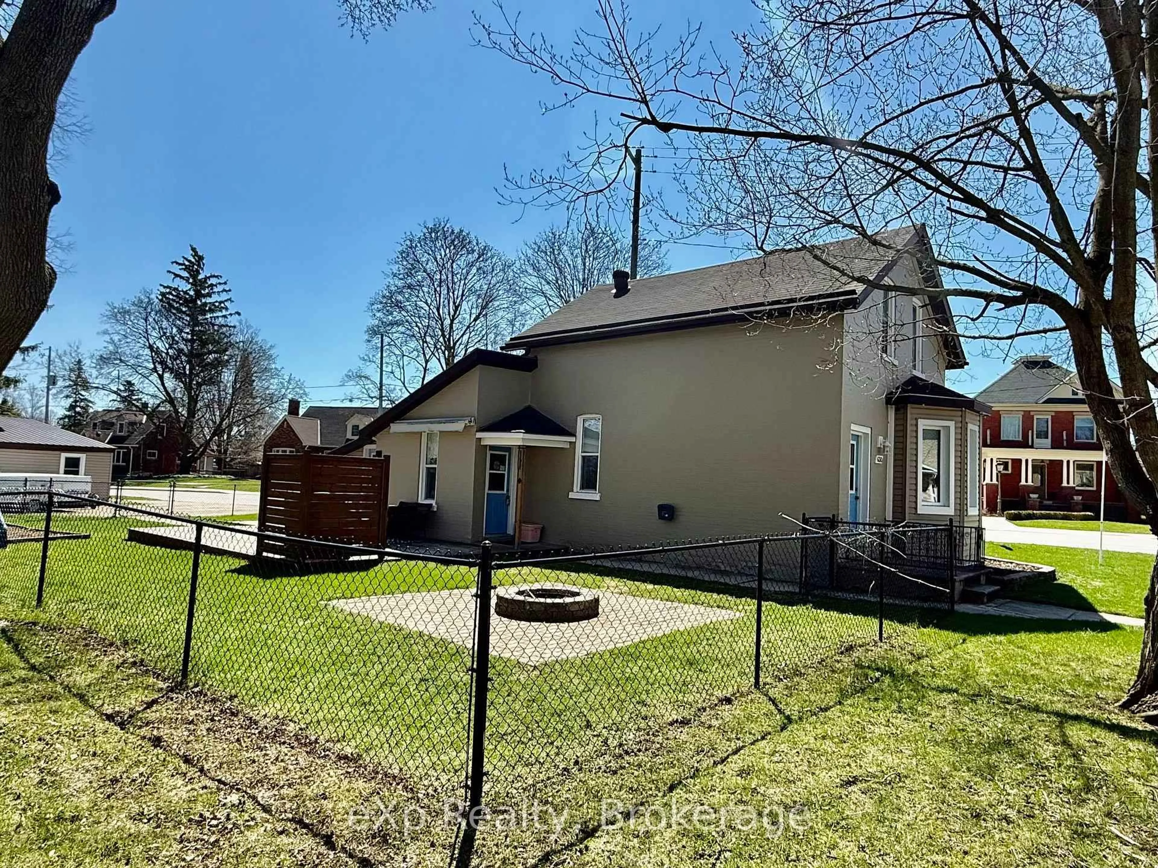 A pic from outside/outdoor area/front of a property/back of a property/a pic from drone, street for 630 GIBSON St, Brockton Ontario N0G 2V0