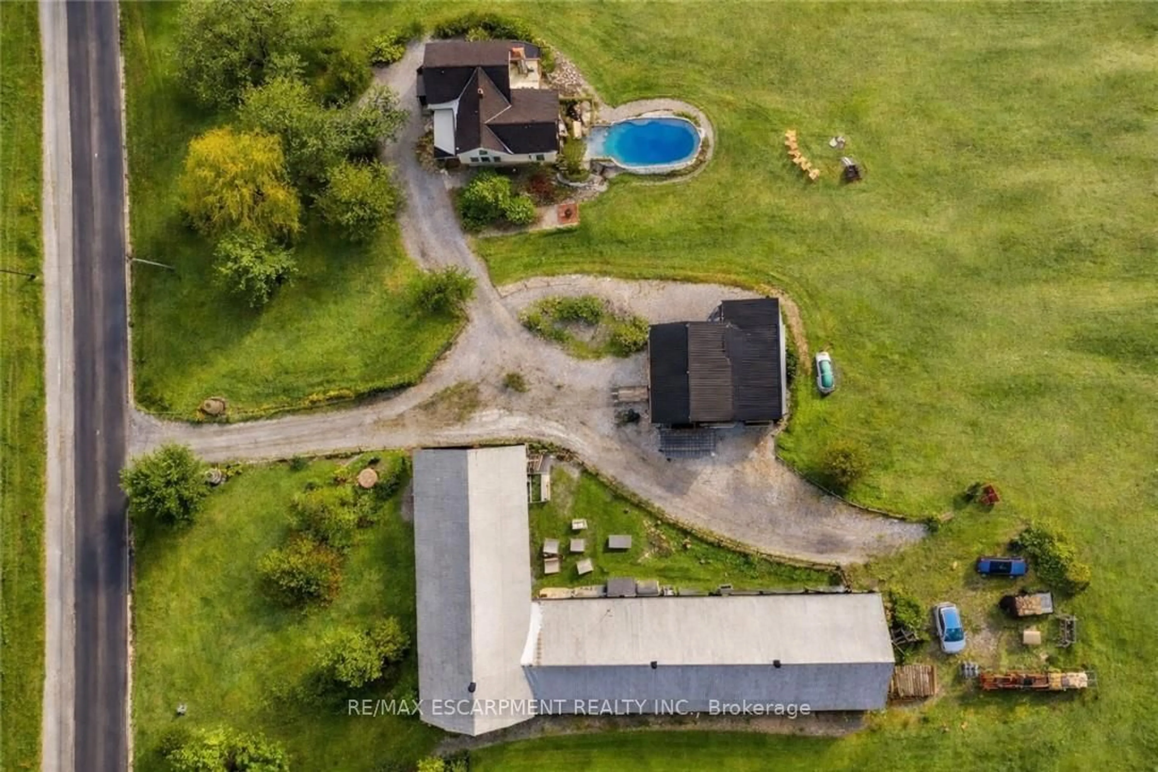 A pic from outside/outdoor area/front of a property/back of a property/a pic from drone, building for 110 Cream St, Pelham Ontario L0S 1C0