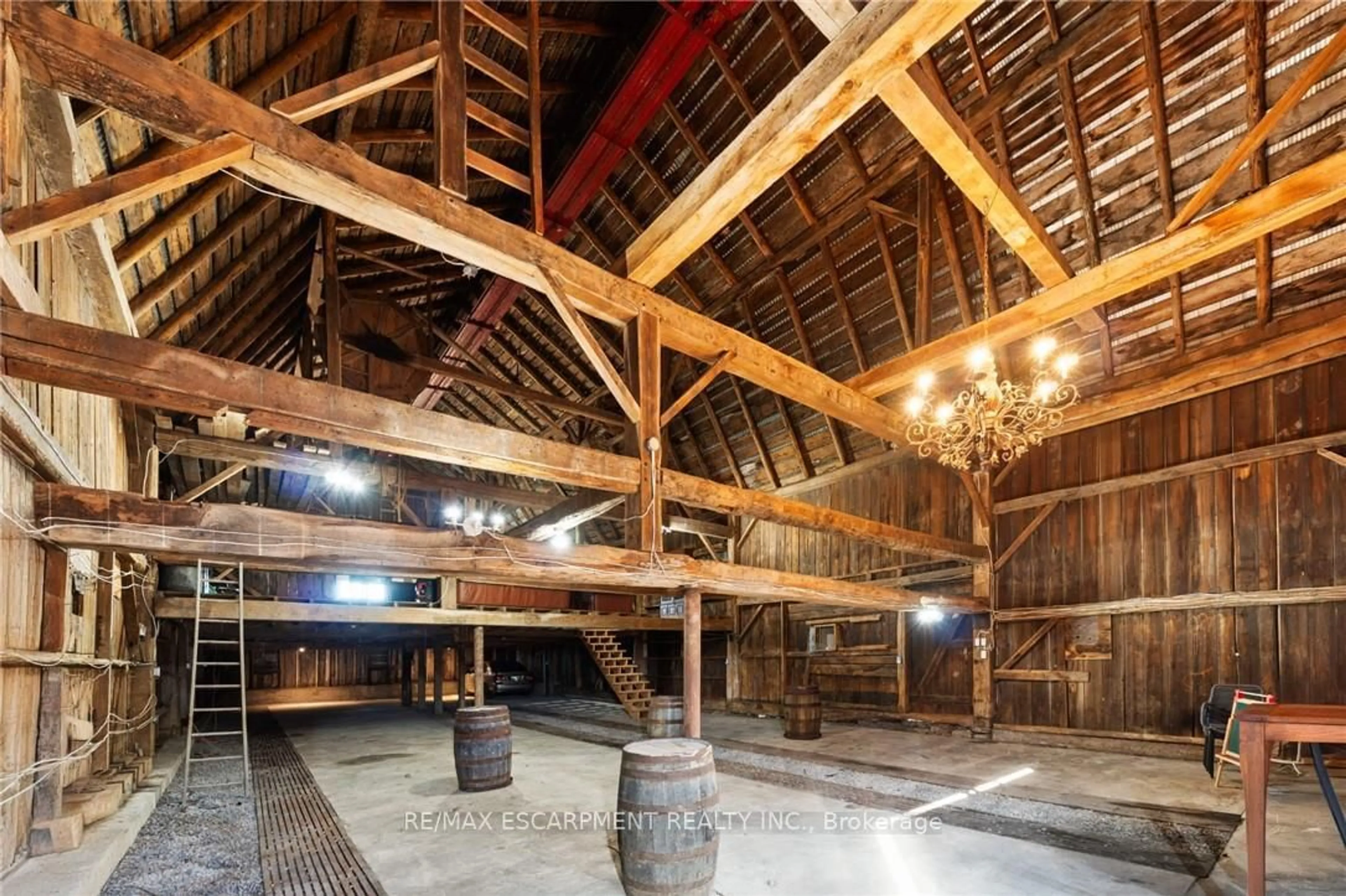 Indoor foyer for 110 Cream St, Pelham Ontario L0S 1C0