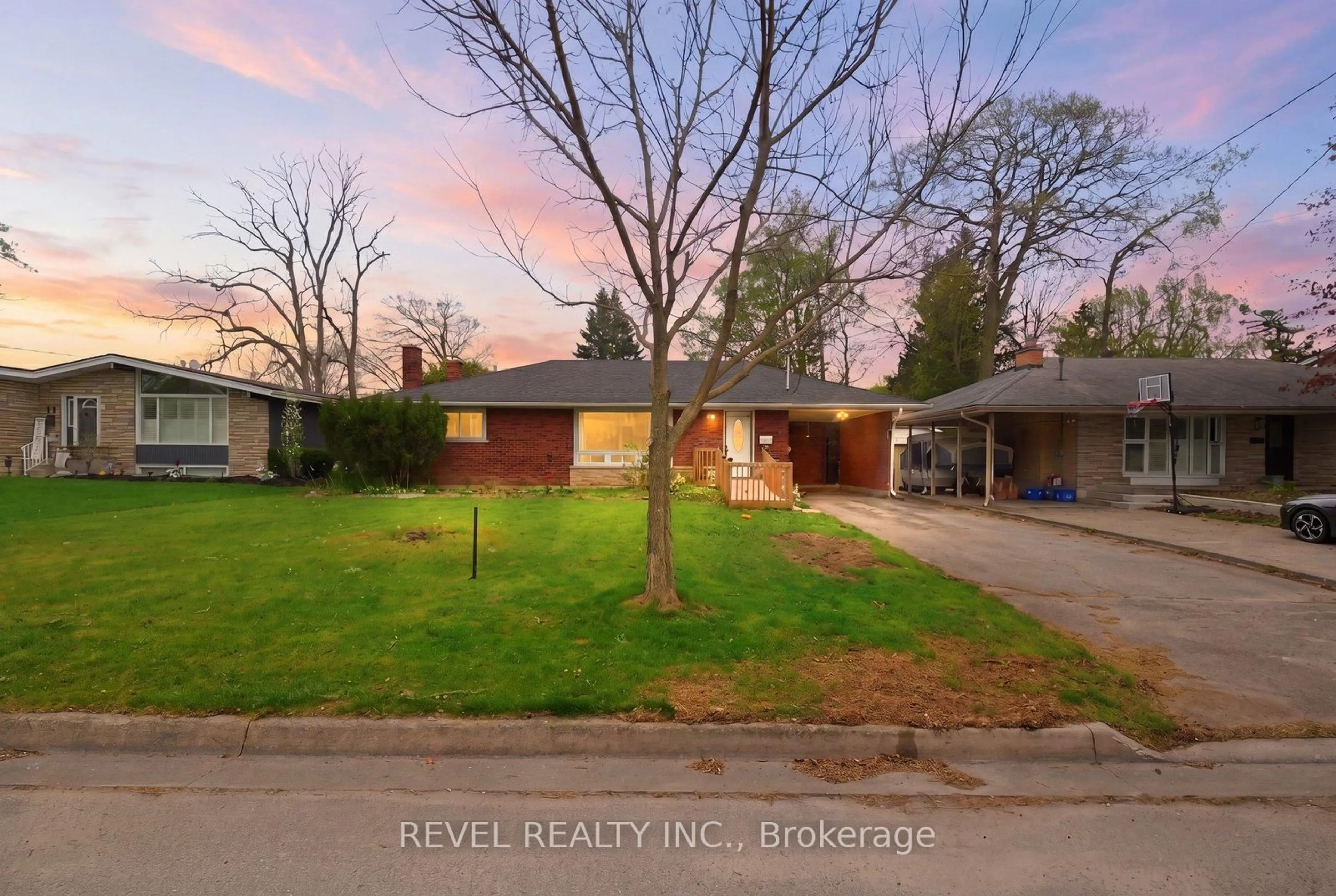 A pic from outside/outdoor area/front of a property/back of a property/a pic from drone, street for 29 Pusey Blvd, Brantford Ontario N3R 2S1