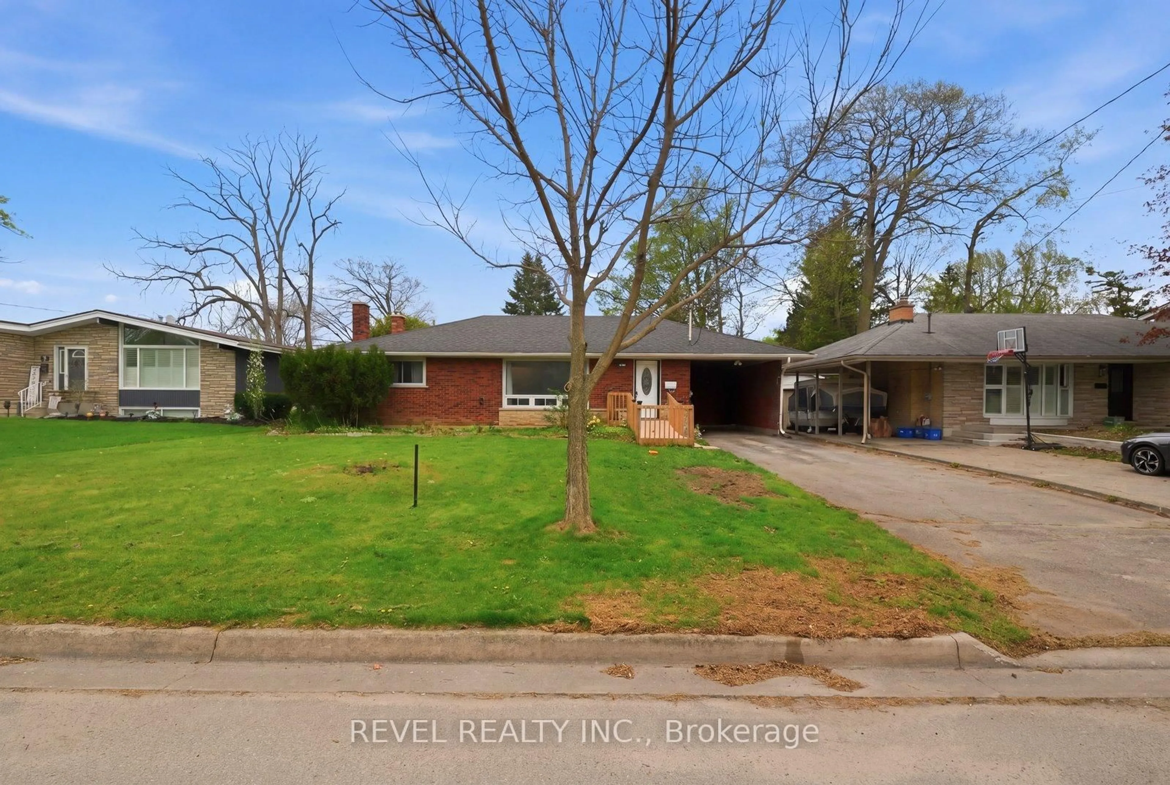 A pic from outside/outdoor area/front of a property/back of a property/a pic from drone, street for 29 Pusey Blvd, Brantford Ontario N3R 2S1