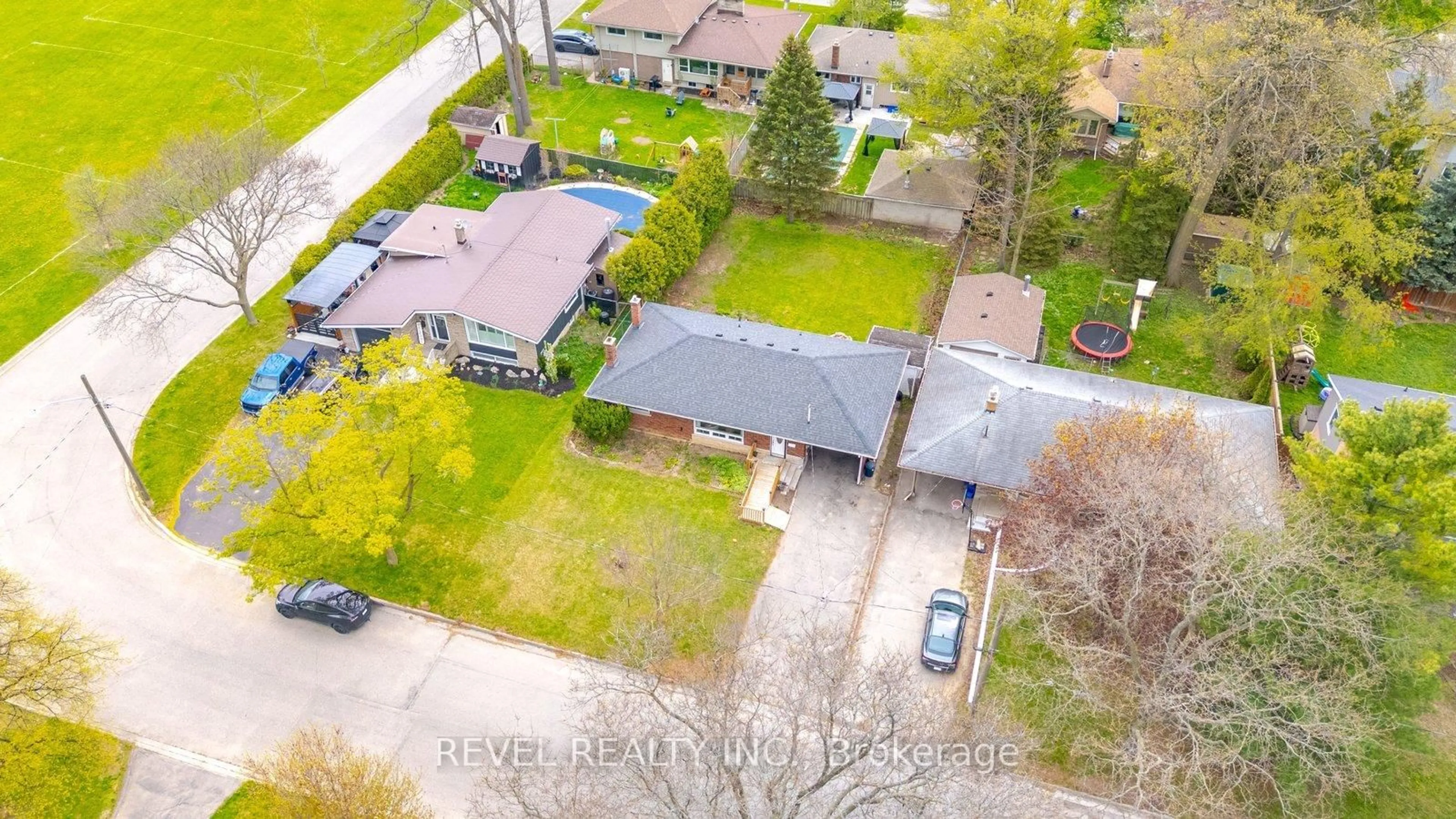 A pic from outside/outdoor area/front of a property/back of a property/a pic from drone, street for 29 Pusey Blvd, Brantford Ontario N3R 2S1