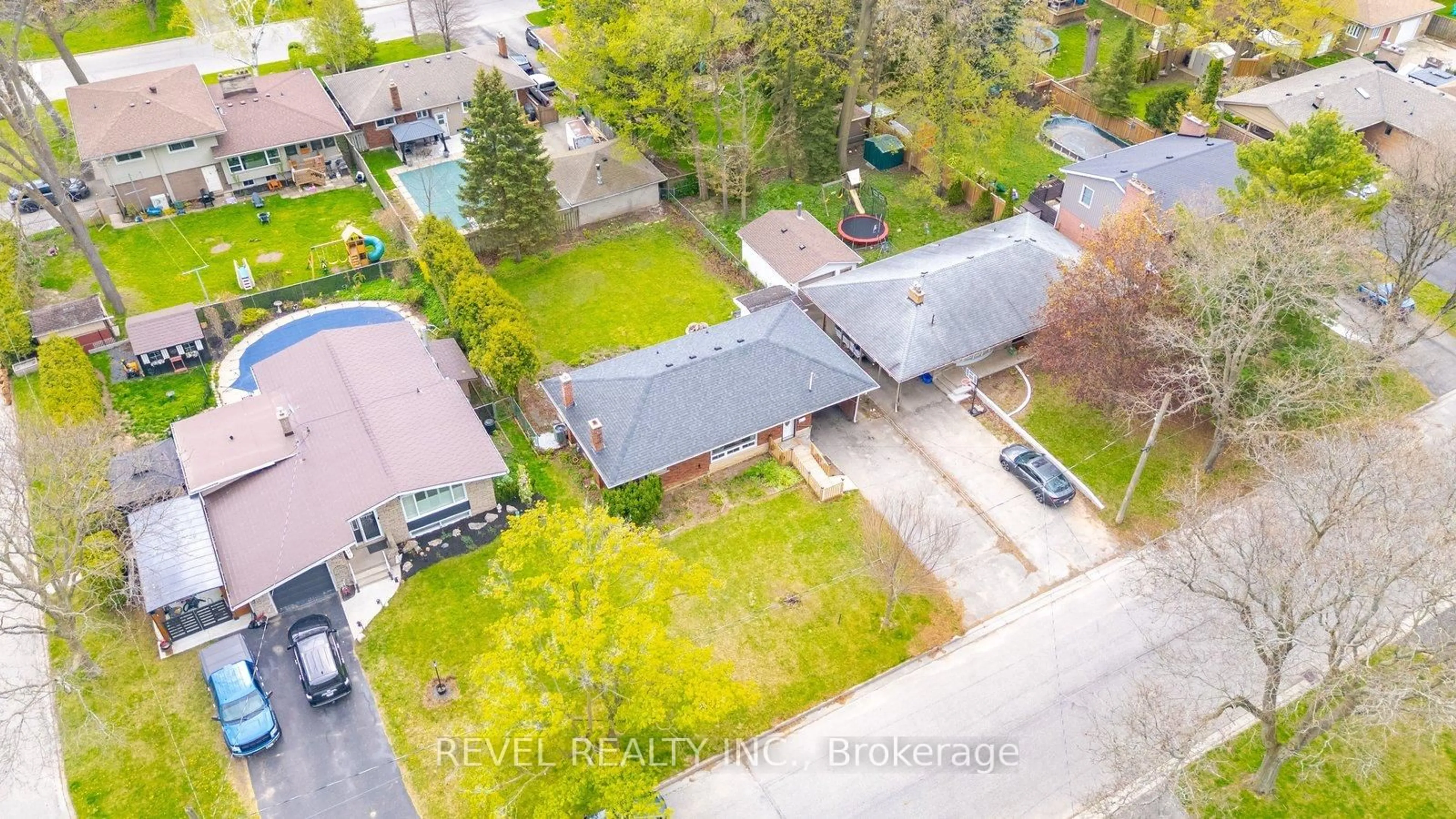 A pic from outside/outdoor area/front of a property/back of a property/a pic from drone, street for 29 Pusey Blvd, Brantford Ontario N3R 2S1