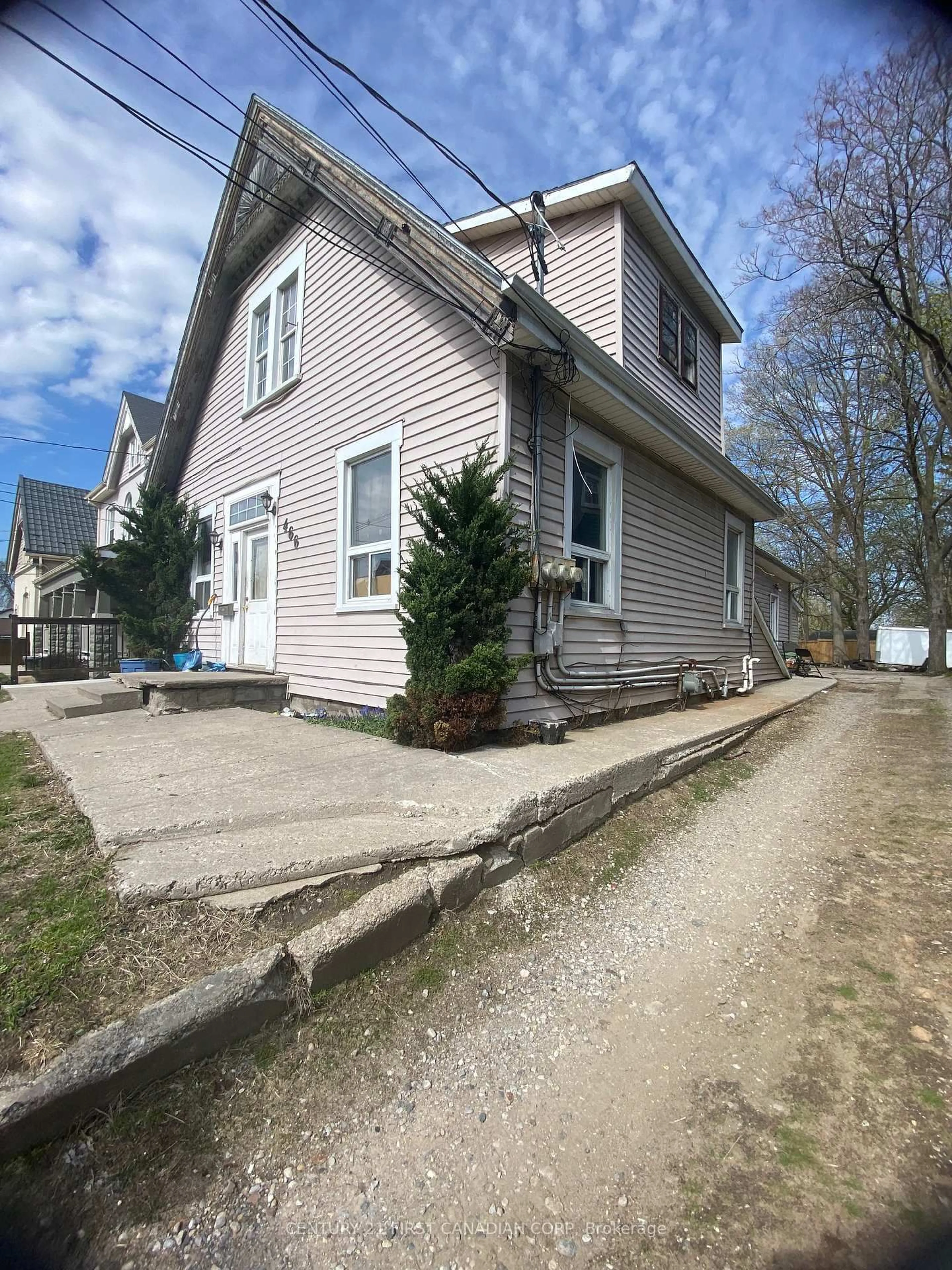 A pic from outside/outdoor area/front of a property/back of a property/a pic from drone, street for 466 Adelaide St, London East Ontario N6B 3H9