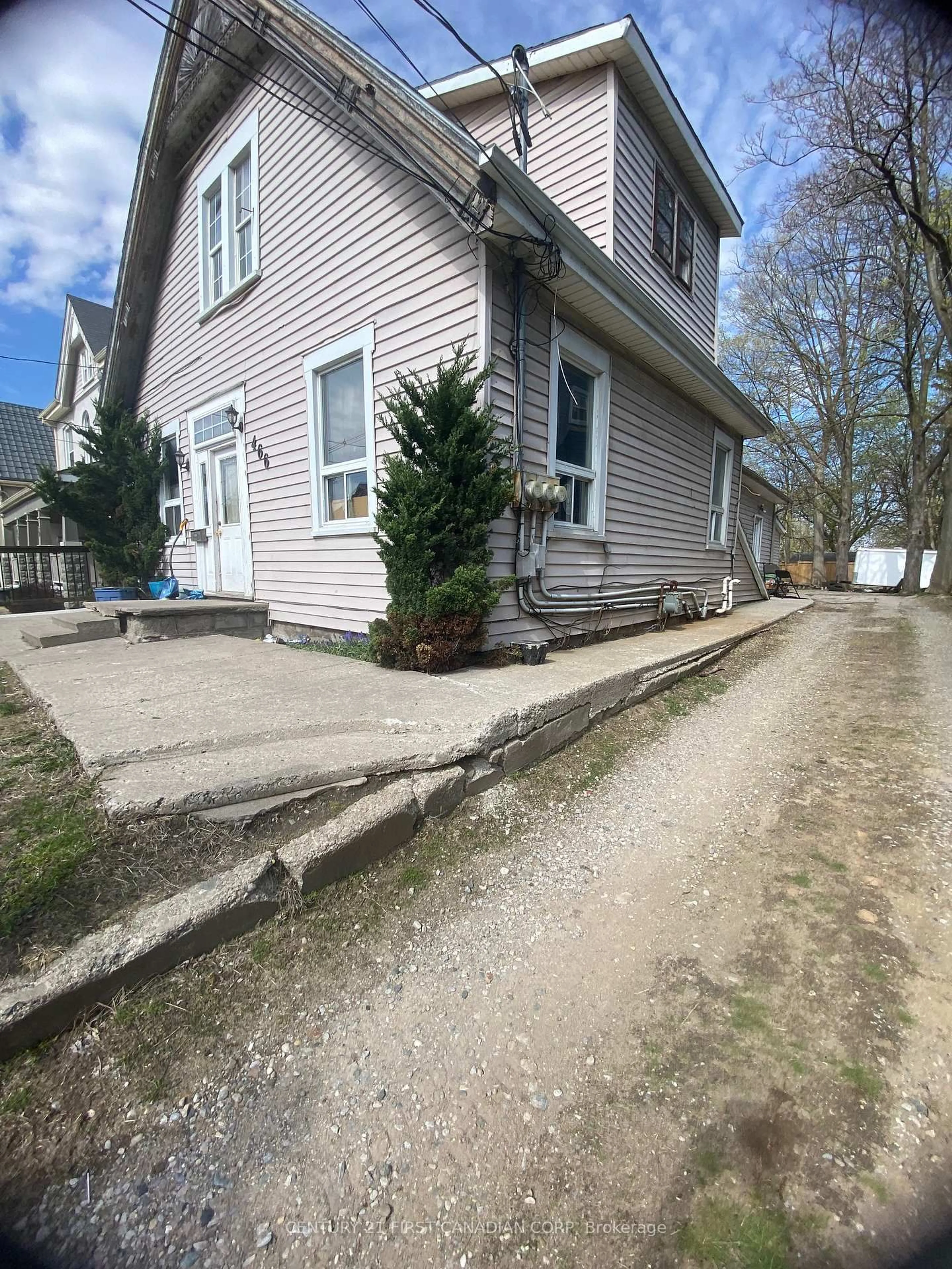 A pic from outside/outdoor area/front of a property/back of a property/a pic from drone, street for 466 Adelaide St, London East Ontario N6B 3H9