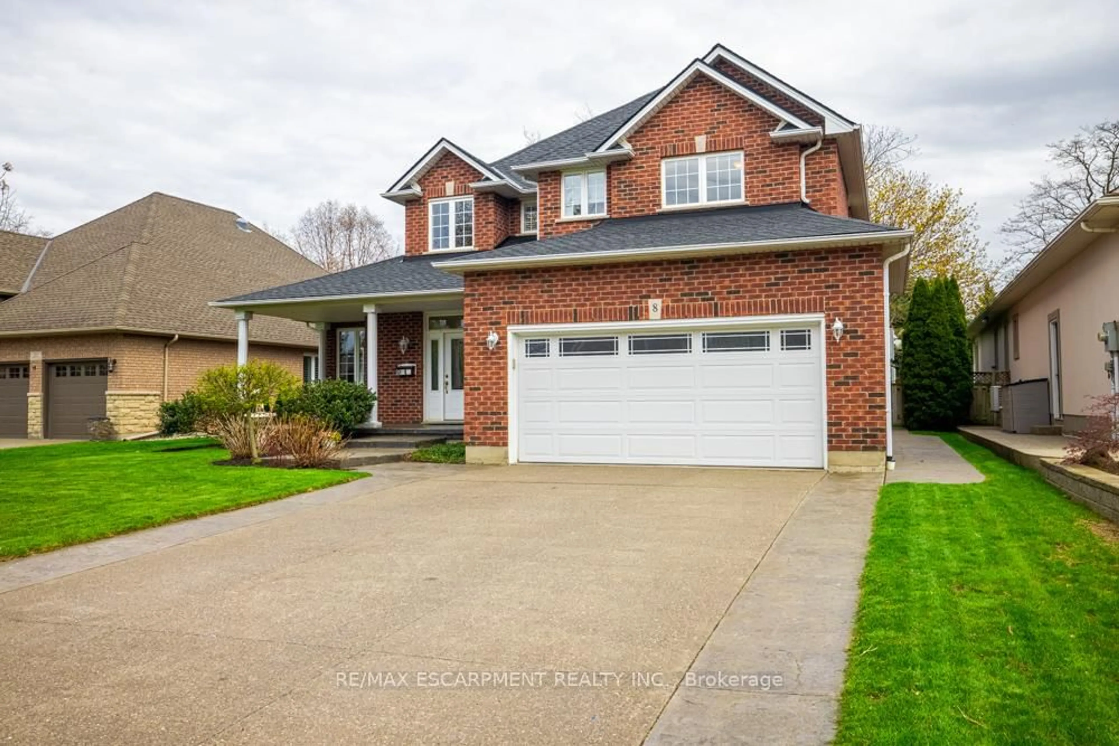 Home with brick exterior material, street for 8 SOPHIE Crt, Grimsby Ontario L3M 5L6