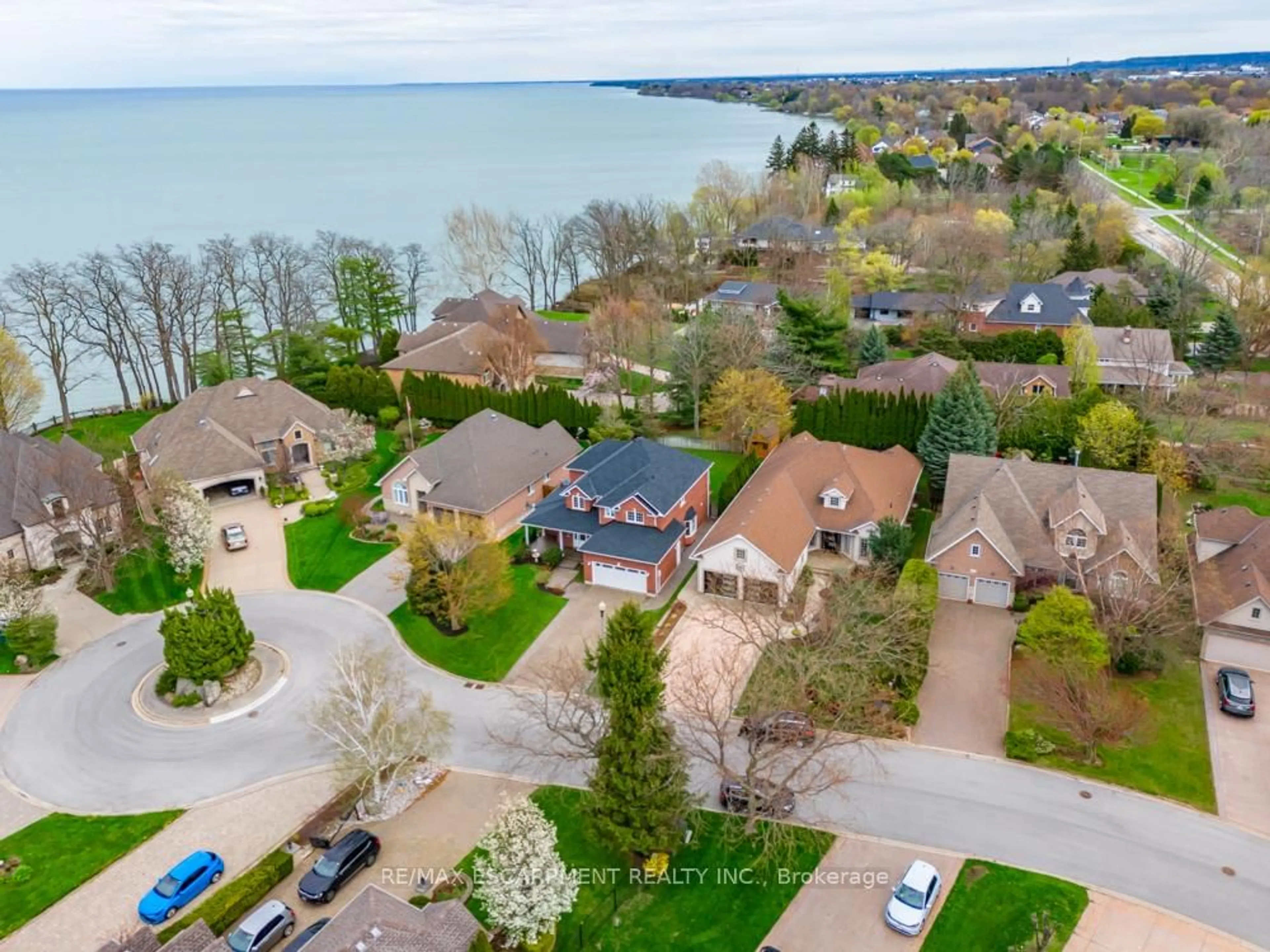 A pic from outside/outdoor area/front of a property/back of a property/a pic from drone, water/lake/river/ocean view for 8 SOPHIE Crt, Grimsby Ontario L3M 5L6