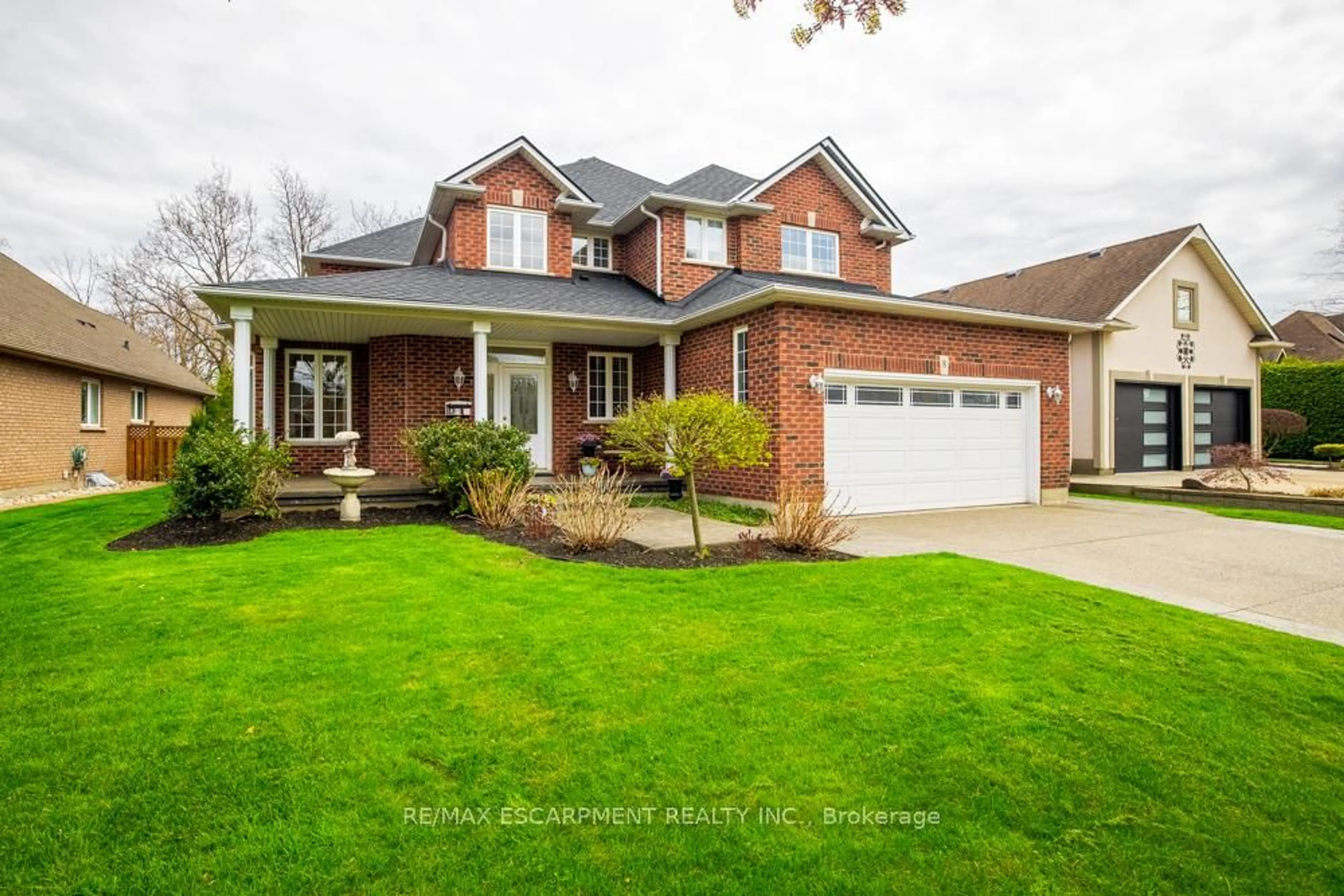 Home with brick exterior material, street for 8 SOPHIE Crt, Grimsby Ontario L3M 5L6