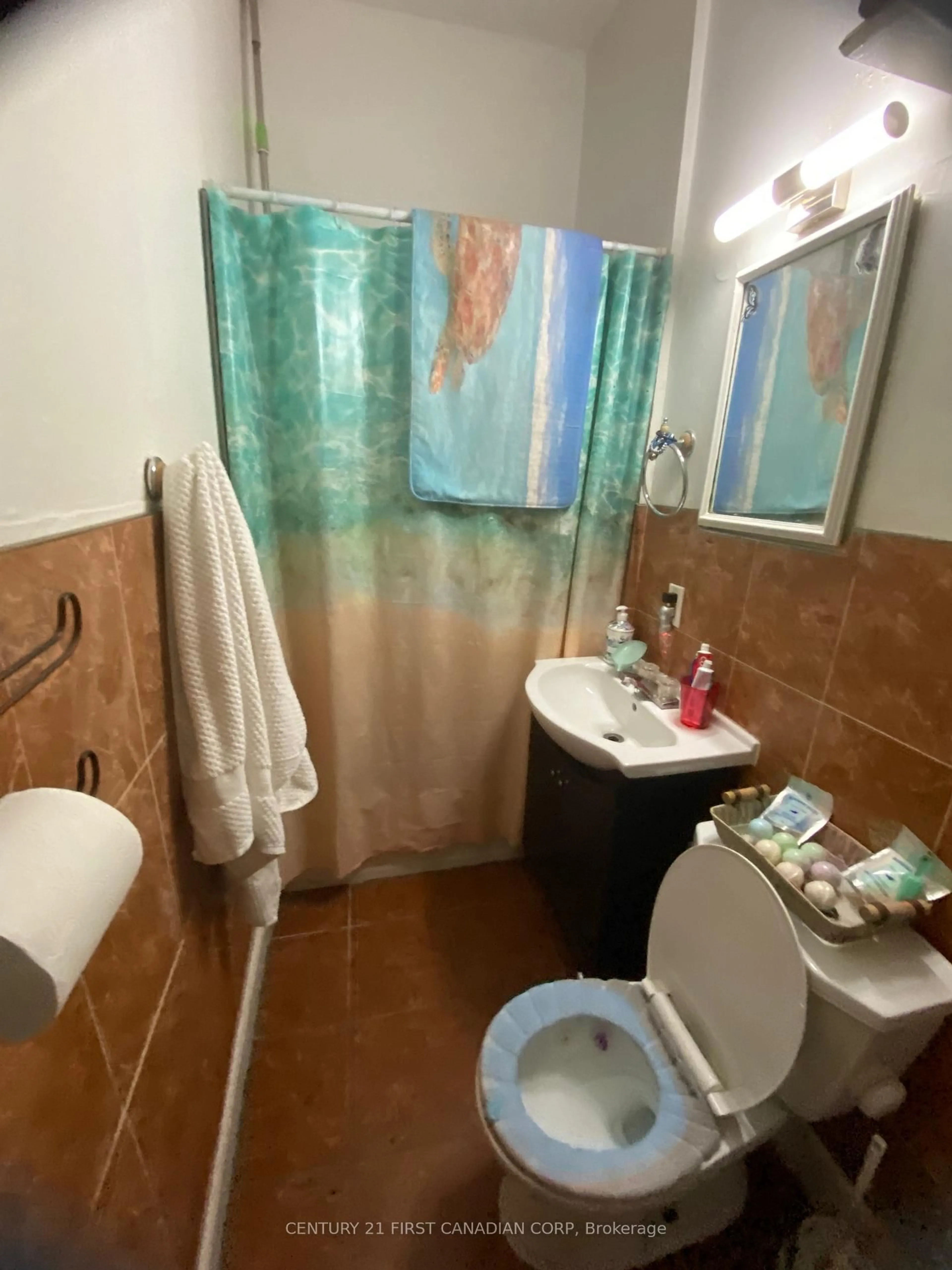 Standard bathroom, floor is not visible for 92 Rectory St, London East Ontario N5Z 1Z8