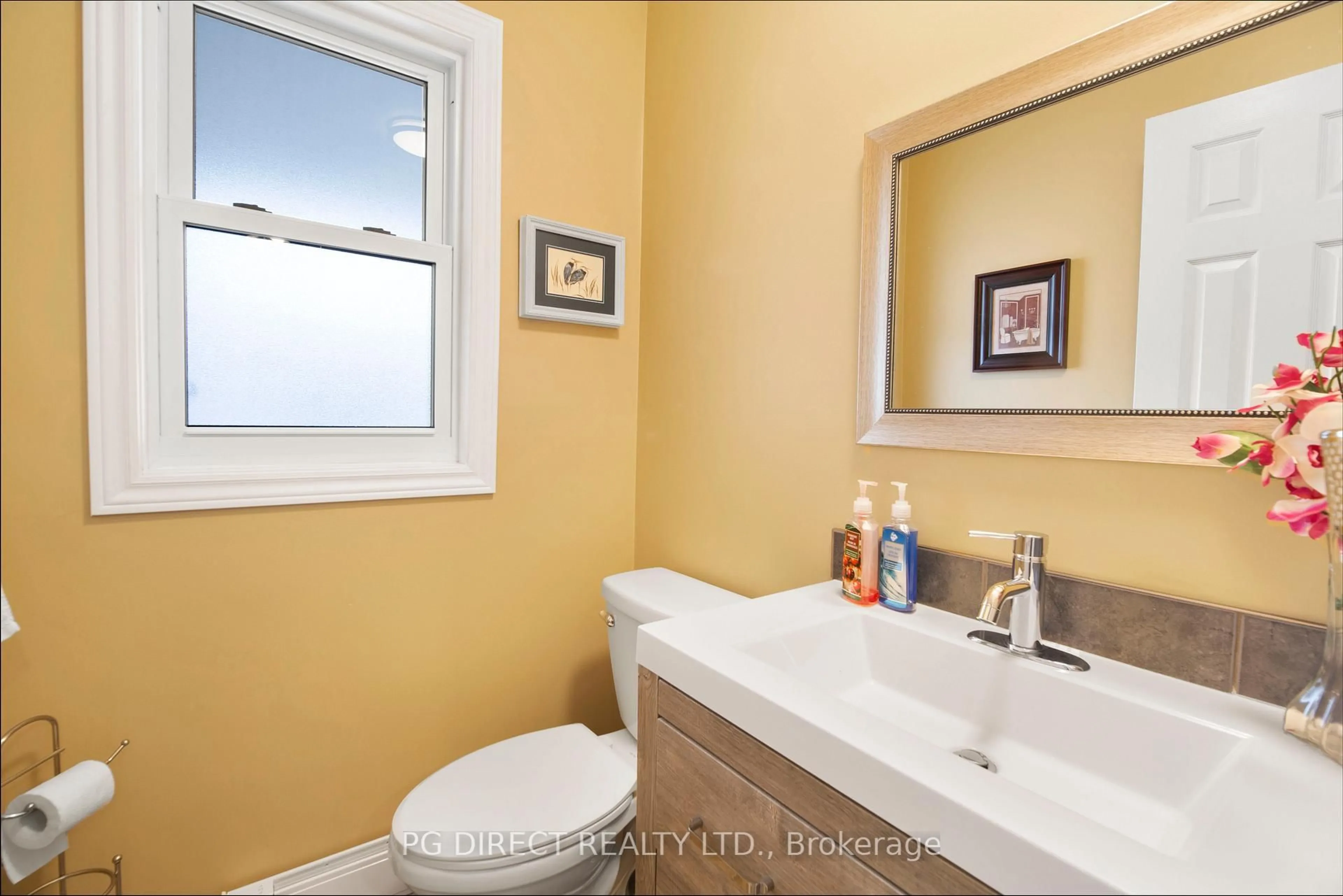 Standard bathroom, ceramic/tile floor for 42 Eglee Ave, North Bay Ontario P1B 8Z7