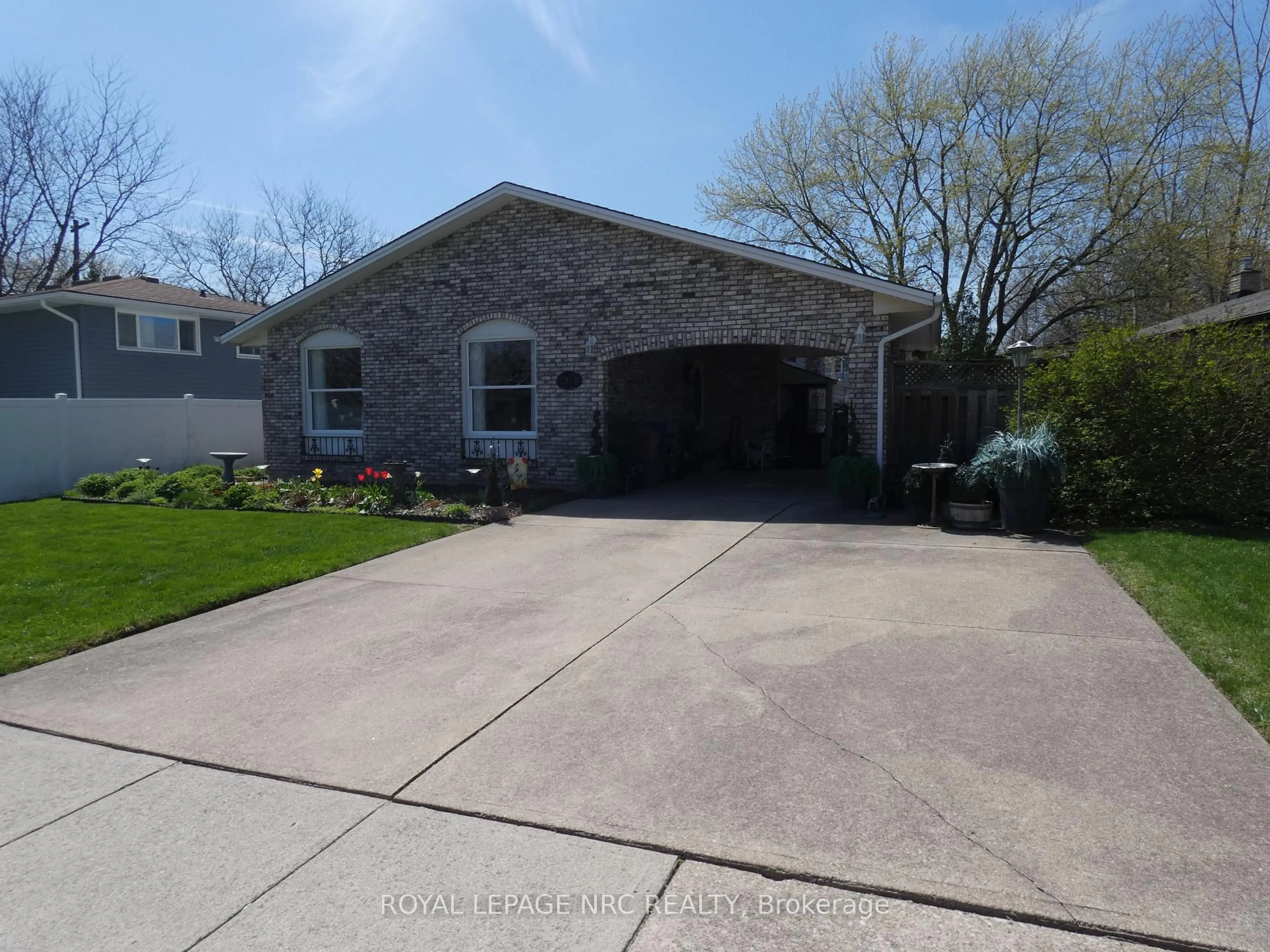 A pic from outside/outdoor area/front of a property/back of a property/a pic from drone, street for 2909 HENLEY Ave, Niagara Falls Ontario L2J 3M3
