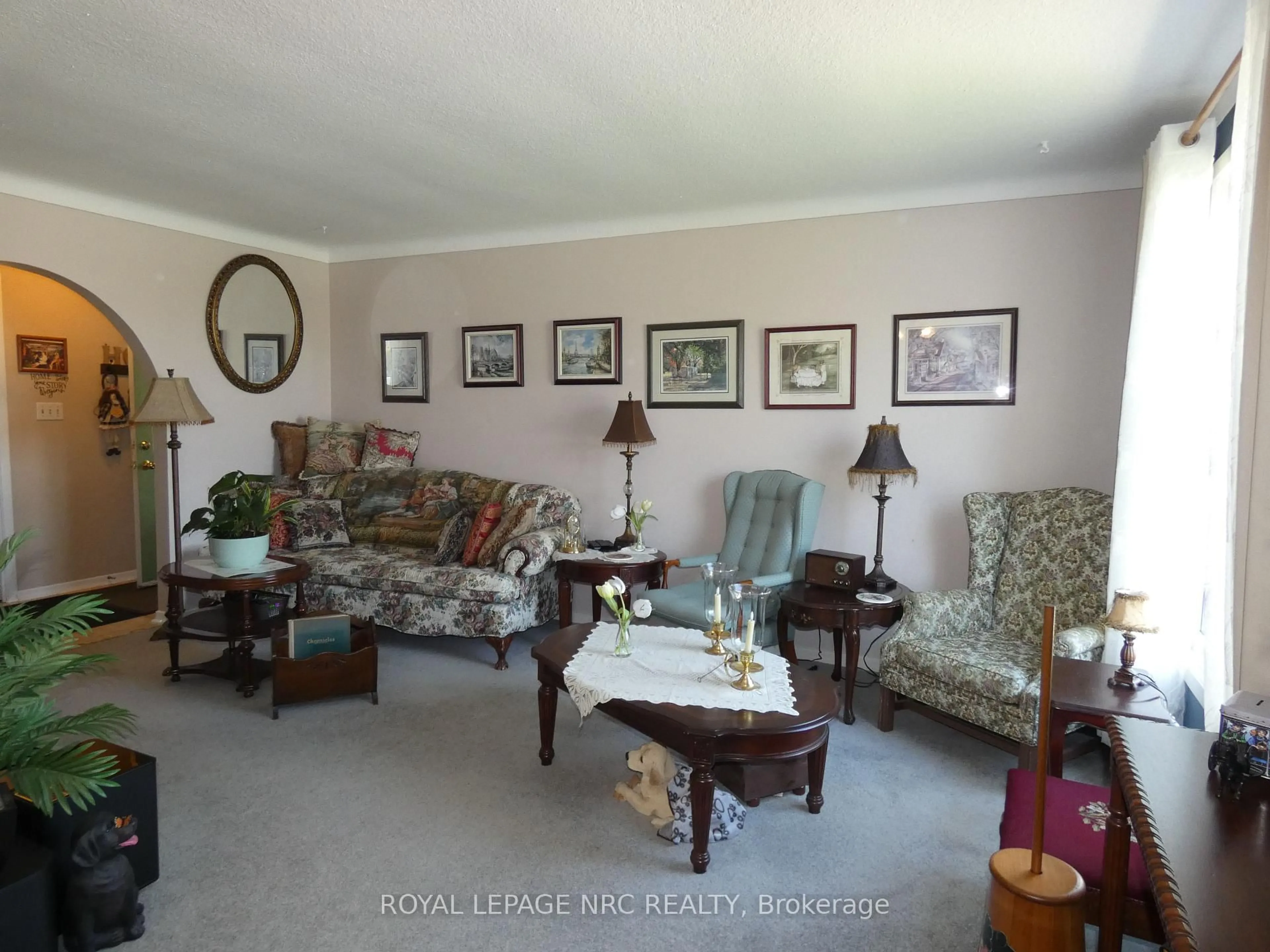 Living room with furniture, unknown for 2909 HENLEY Ave, Niagara Falls Ontario L2J 3M3