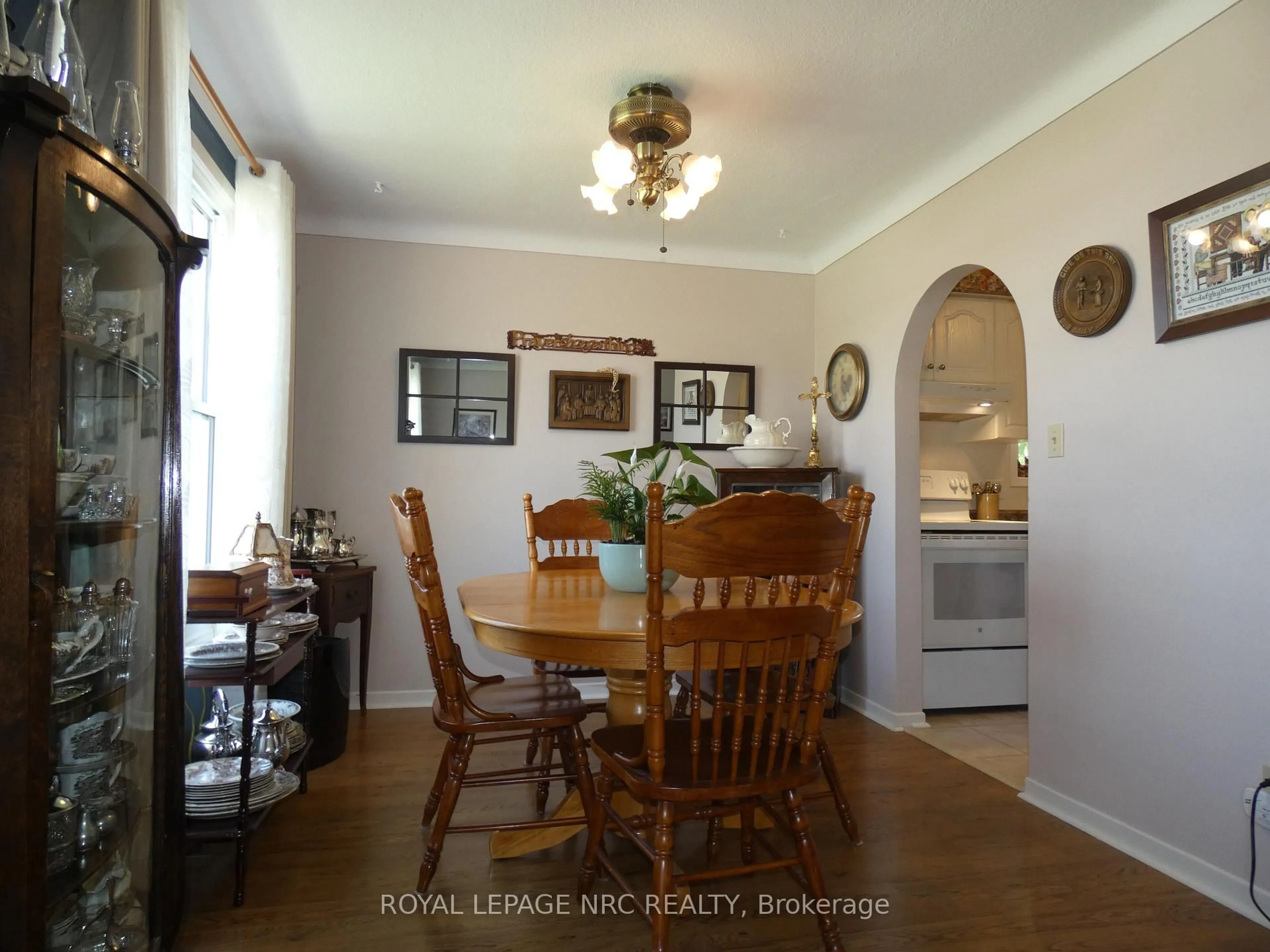 Dining room, wood/laminate floor for 2909 HENLEY Ave, Niagara Falls Ontario L2J 3M3