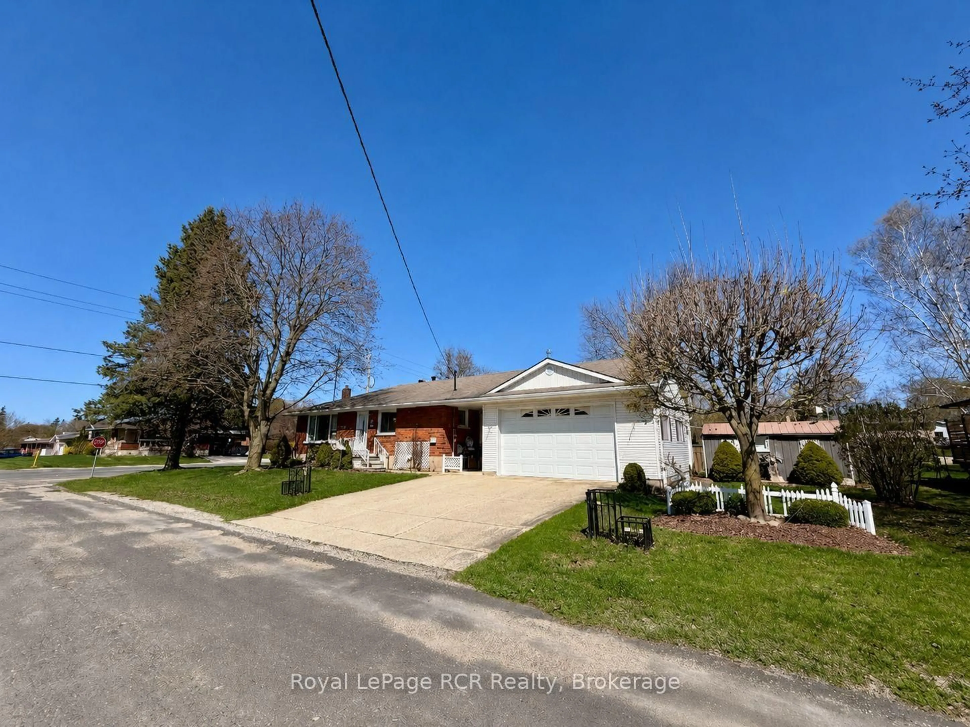 A pic from outside/outdoor area/front of a property/back of a property/a pic from drone, street for 281 13th Ave, Hanover Ontario N4N 2V9