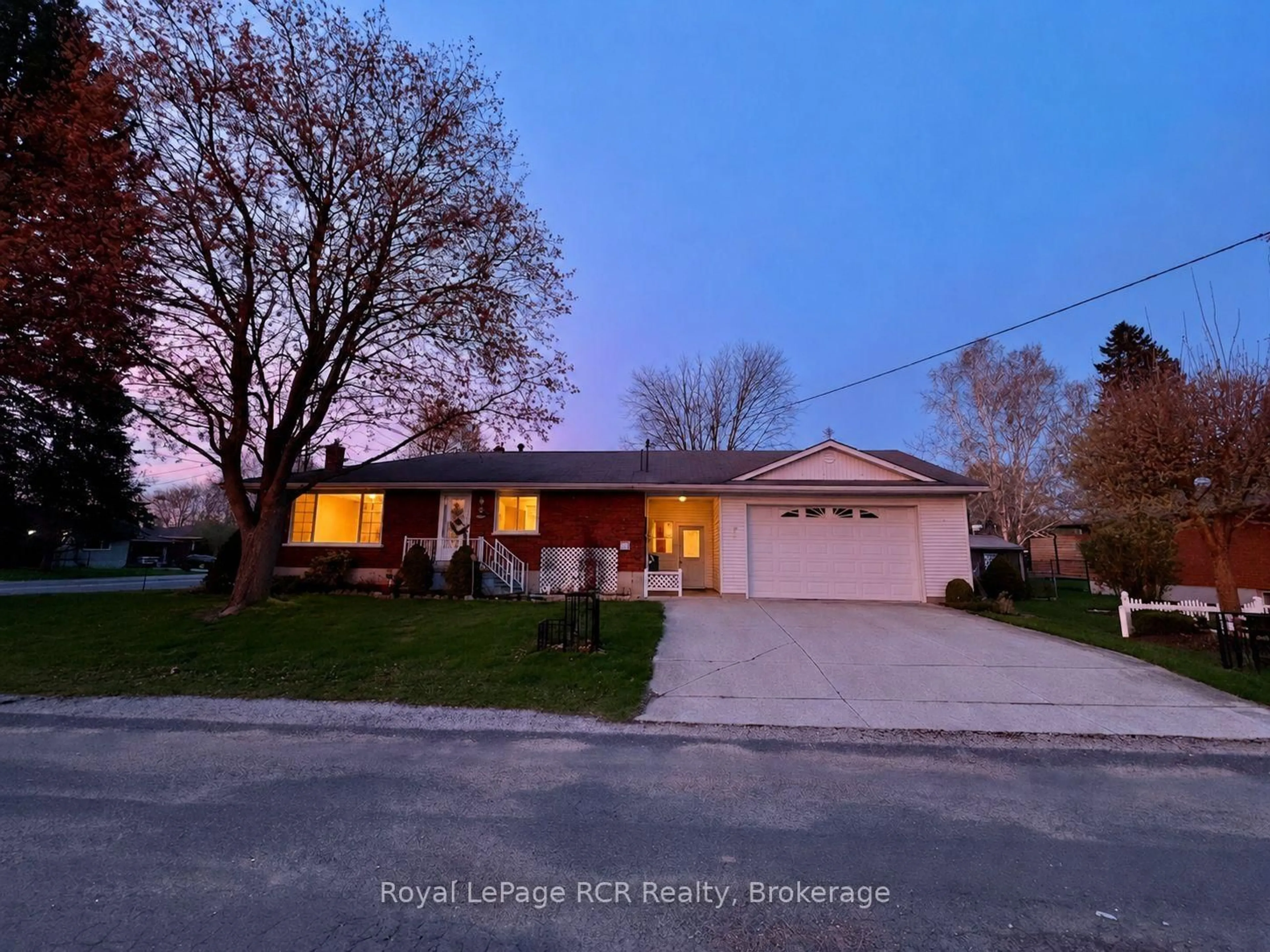 A pic from outside/outdoor area/front of a property/back of a property/a pic from drone, street for 281 13th Ave, Hanover Ontario N4N 2V9