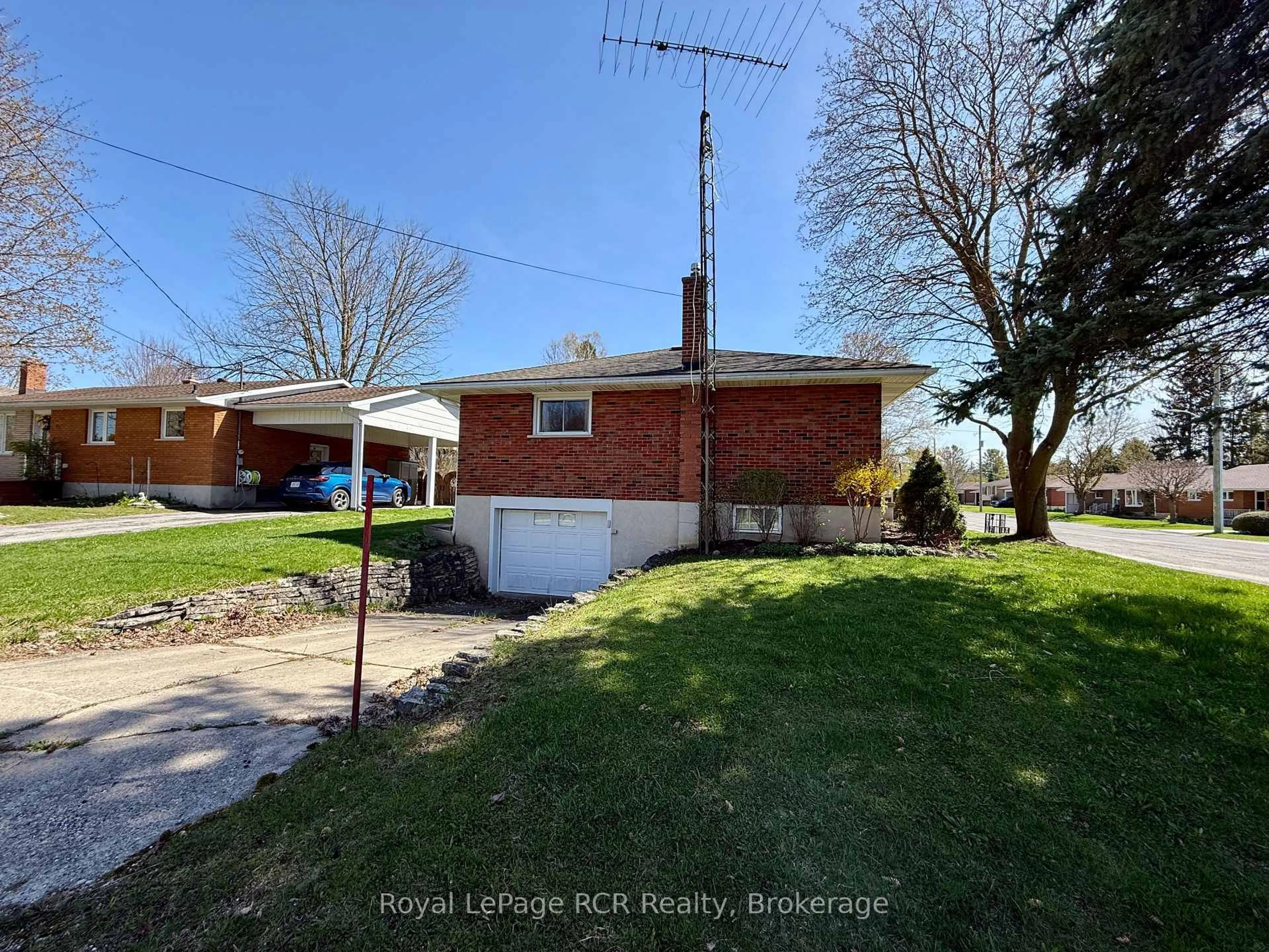 A pic from outside/outdoor area/front of a property/back of a property/a pic from drone, street for 281 13th Ave, Hanover Ontario N4N 2V9