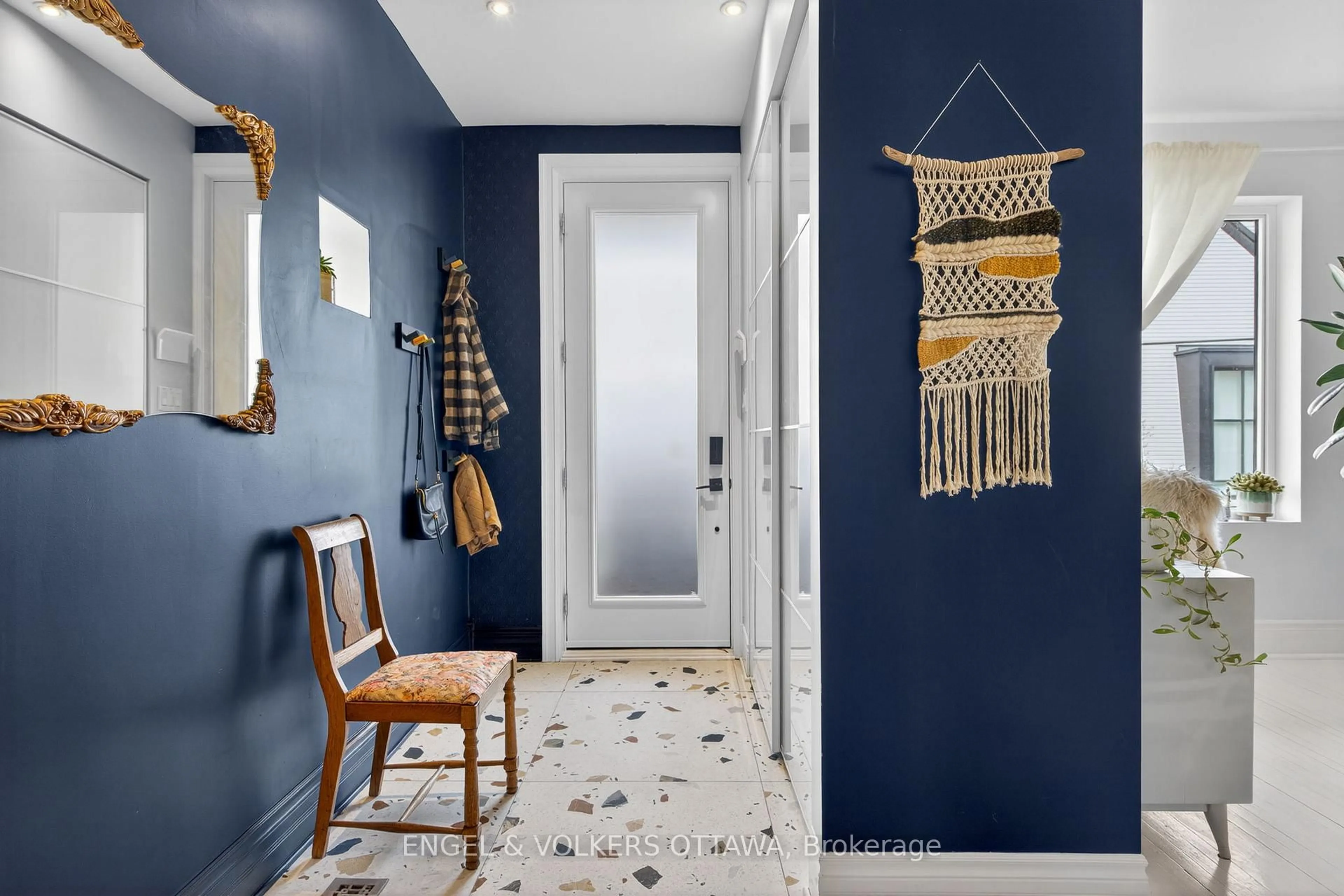Indoor entryway for 59 Bell St, Ottawa Ontario K1R 7C5