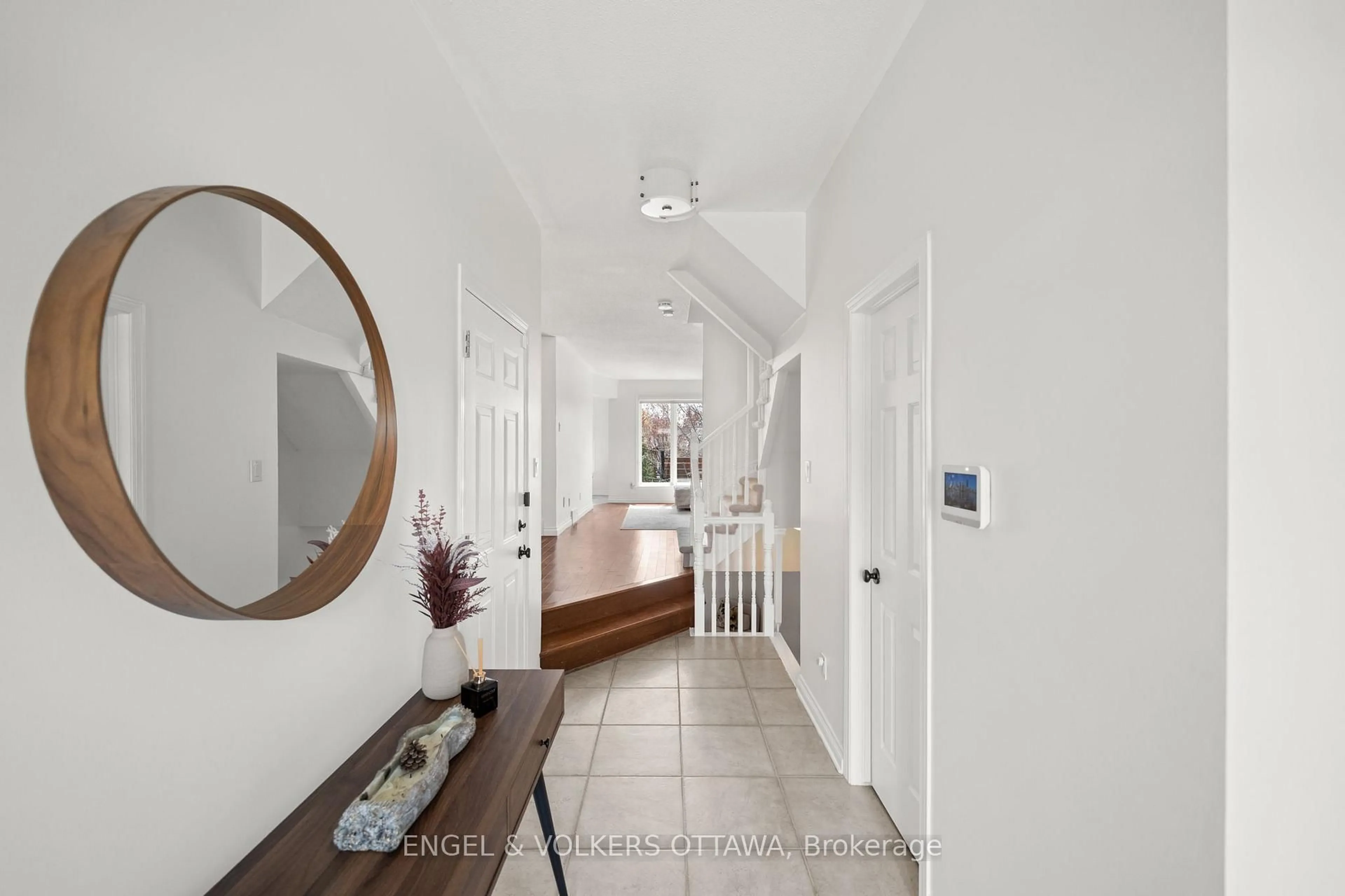 Indoor entryway for 5 Kimberwick Cres, Ottawa Ontario K1V 1K6
