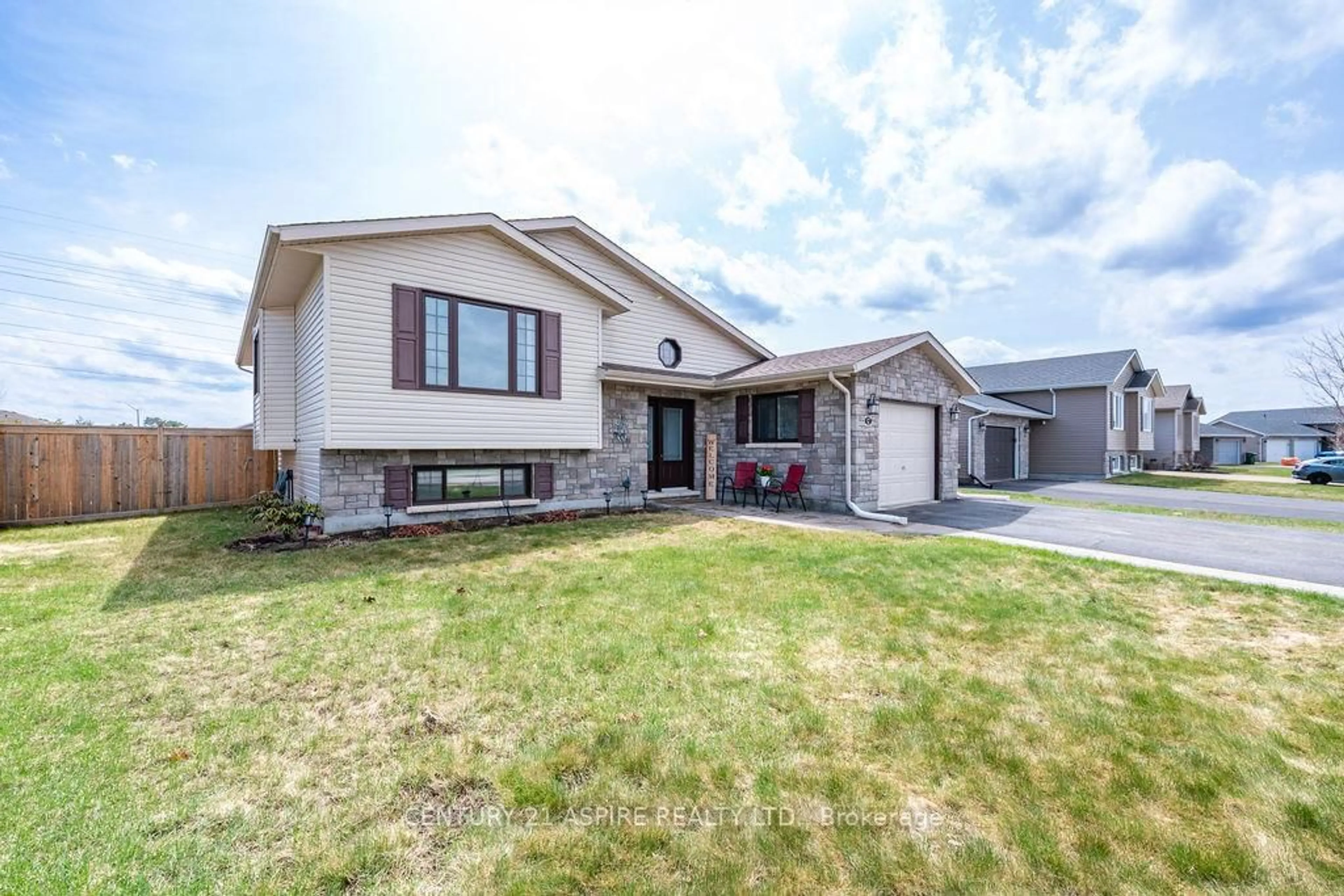 Home with vinyl exterior material, street for 17 Newport Dr, Petawawa Ontario K8H 0C9