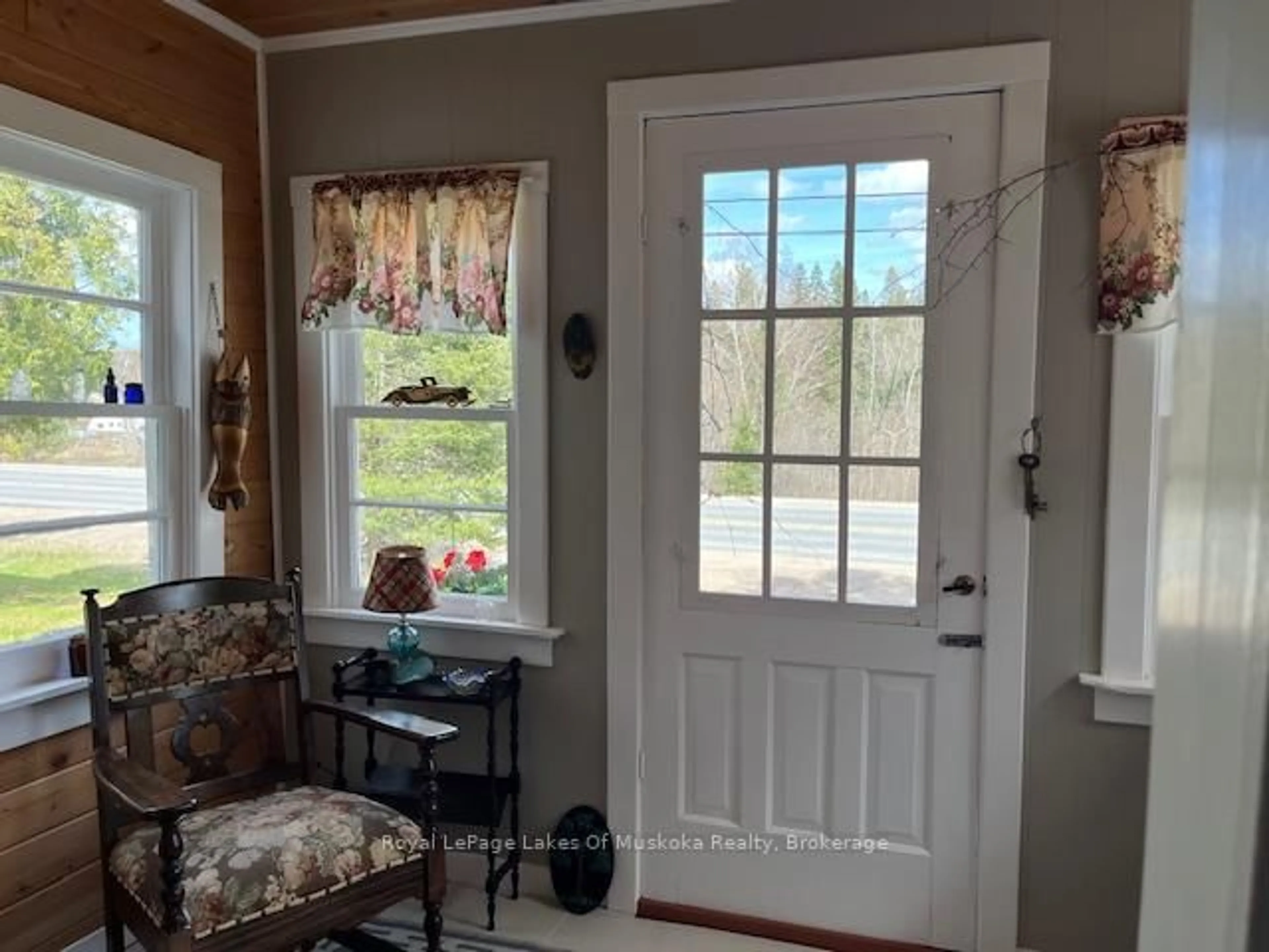 Indoor entryway for 319 Ontario St, Burk's Falls Ontario P0A 1C0
