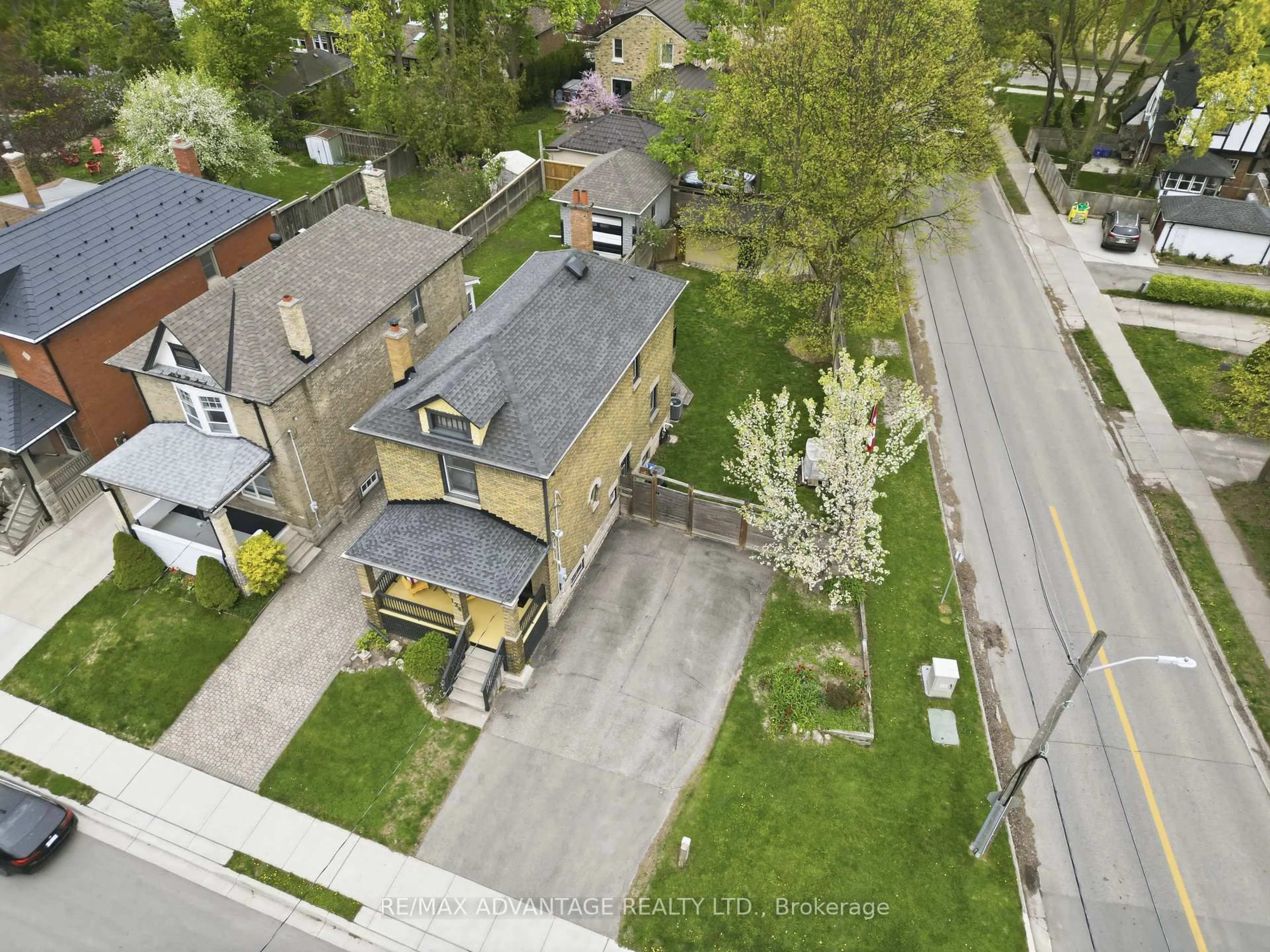 A pic from outside/outdoor area/front of a property/back of a property/a pic from drone, street for 124 Windsor Ave, London South Ontario N6C 1Z9