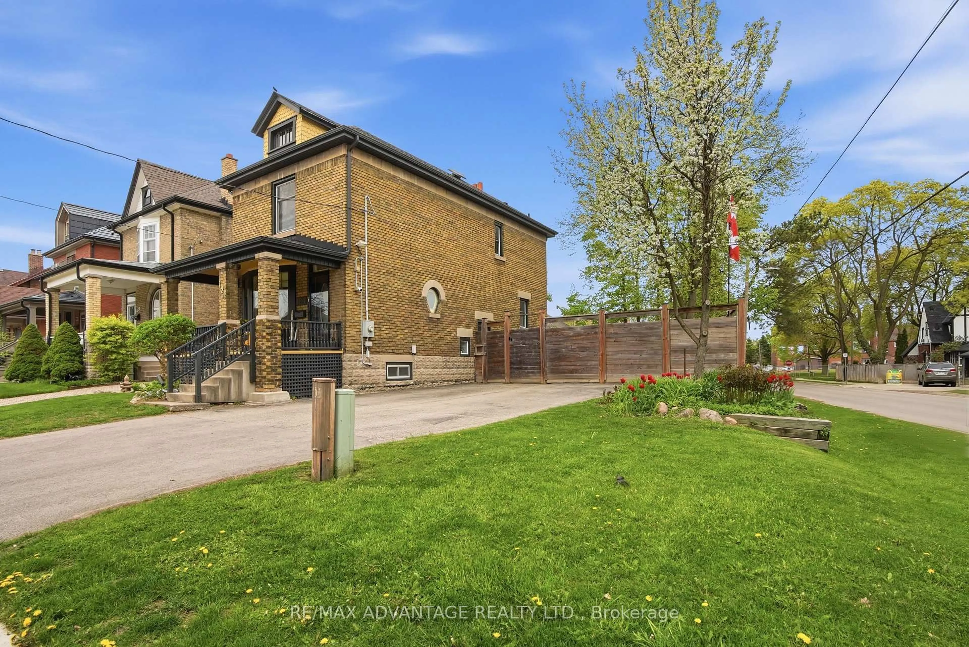 A pic from outside/outdoor area/front of a property/back of a property/a pic from drone, street for 124 Windsor Ave, London South Ontario N6C 1Z9
