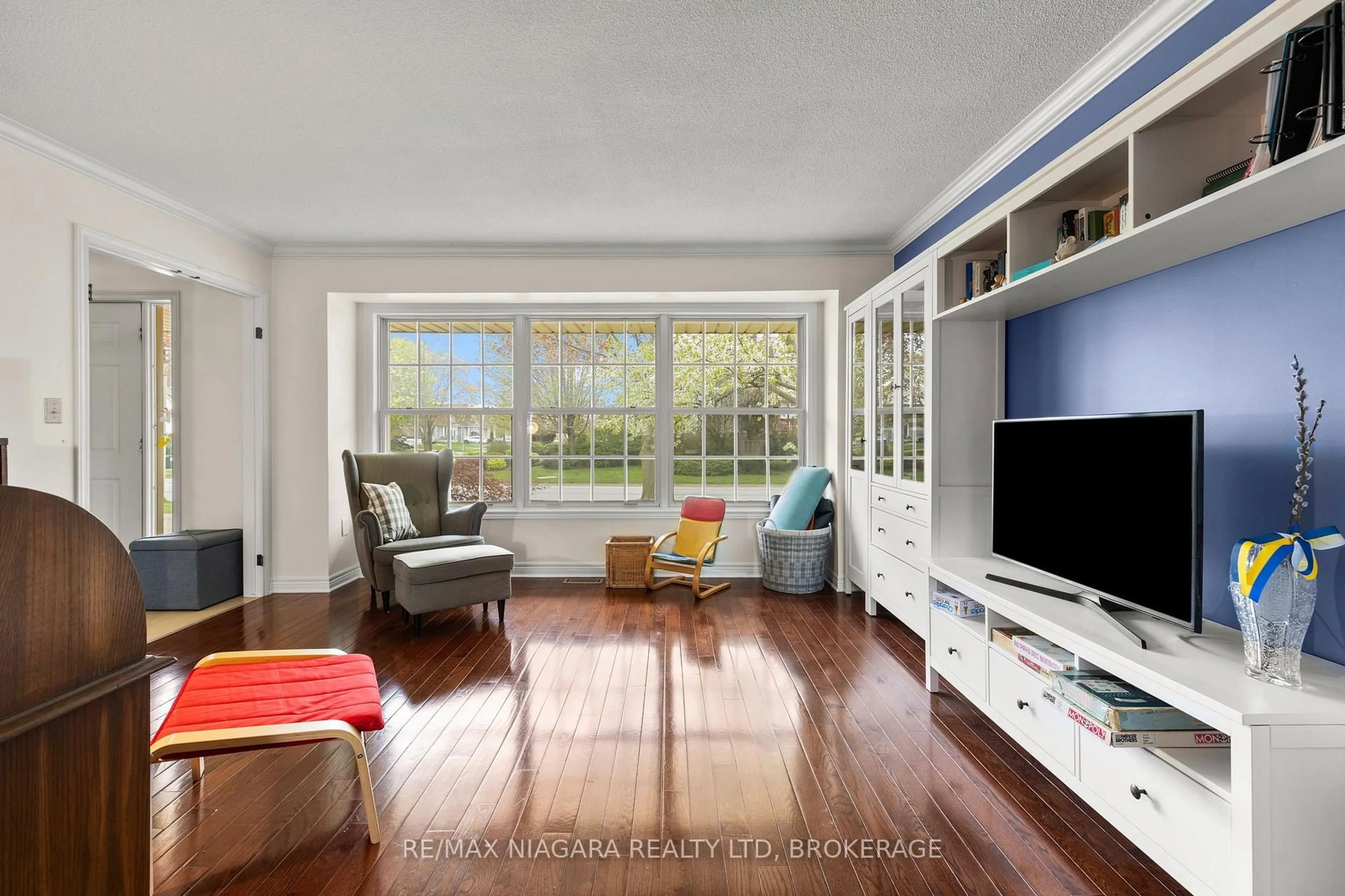 Living room with furniture, unknown for 21 Homestead Dr, Niagara-on-the-Lake Ontario L0S 1J0