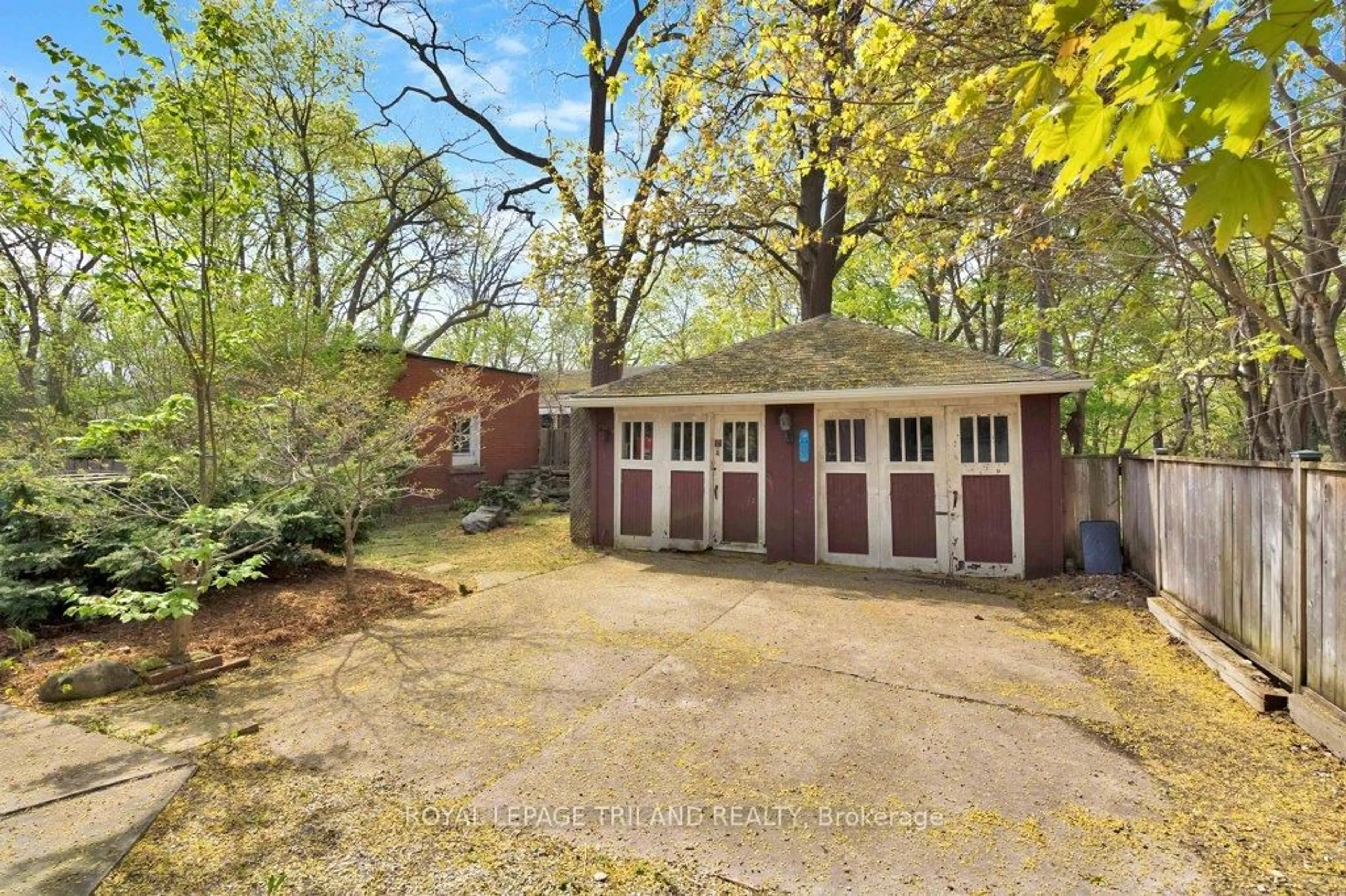A pic from outside/outdoor area/front of a property/back of a property/a pic from drone, street for 46 Rosebery Pl, St. Thomas Ontario N5R 2H7