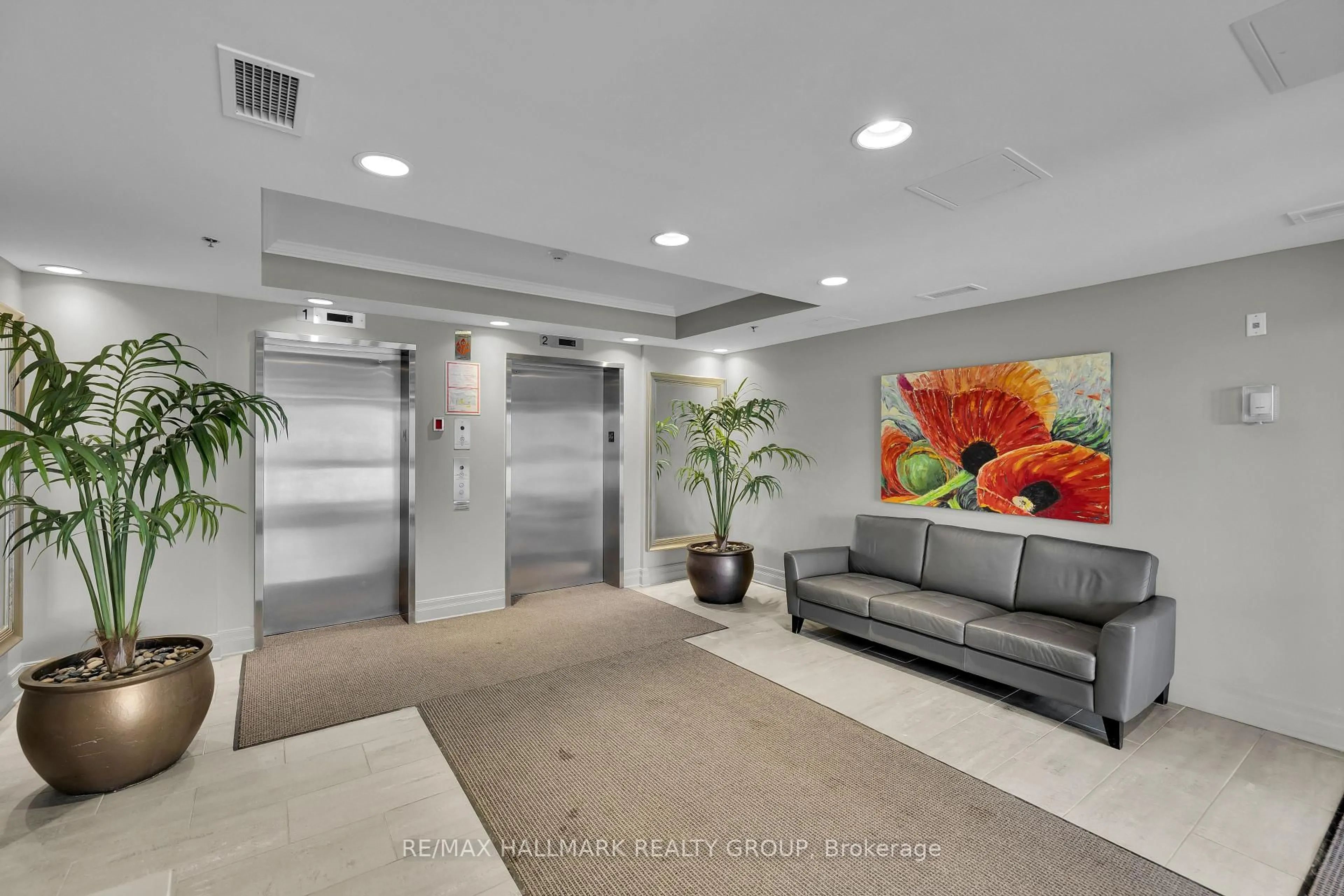 Indoor foyer for 260 Besserer St #203, Ottawa Ontario K1N 1J3