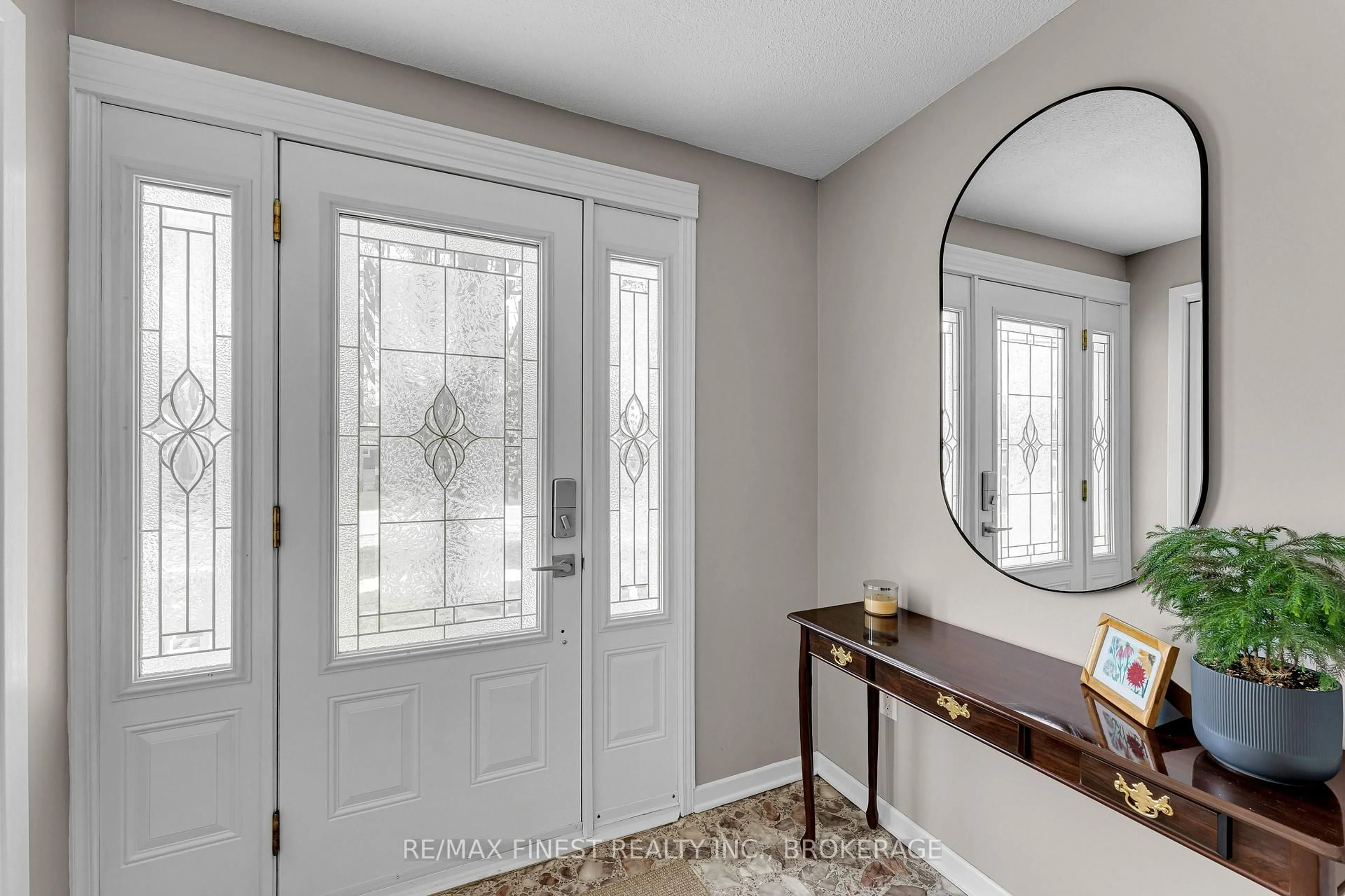 Indoor entryway for 158 Lakeview Ave, Kingston Ontario K7M 3T7
