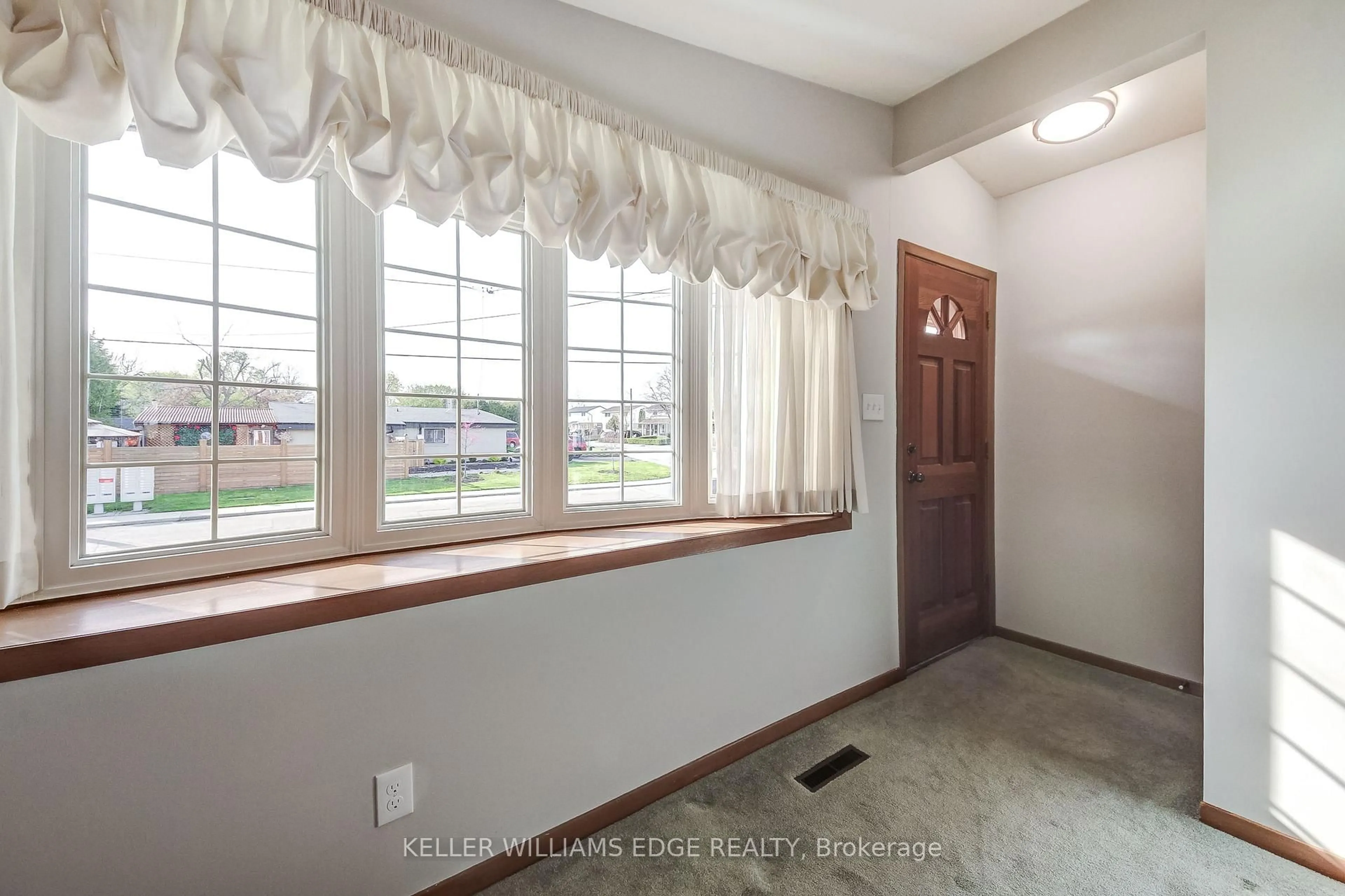 Indoor entryway for 43 Lawfield Dr, Hamilton Ontario L8V 4C3