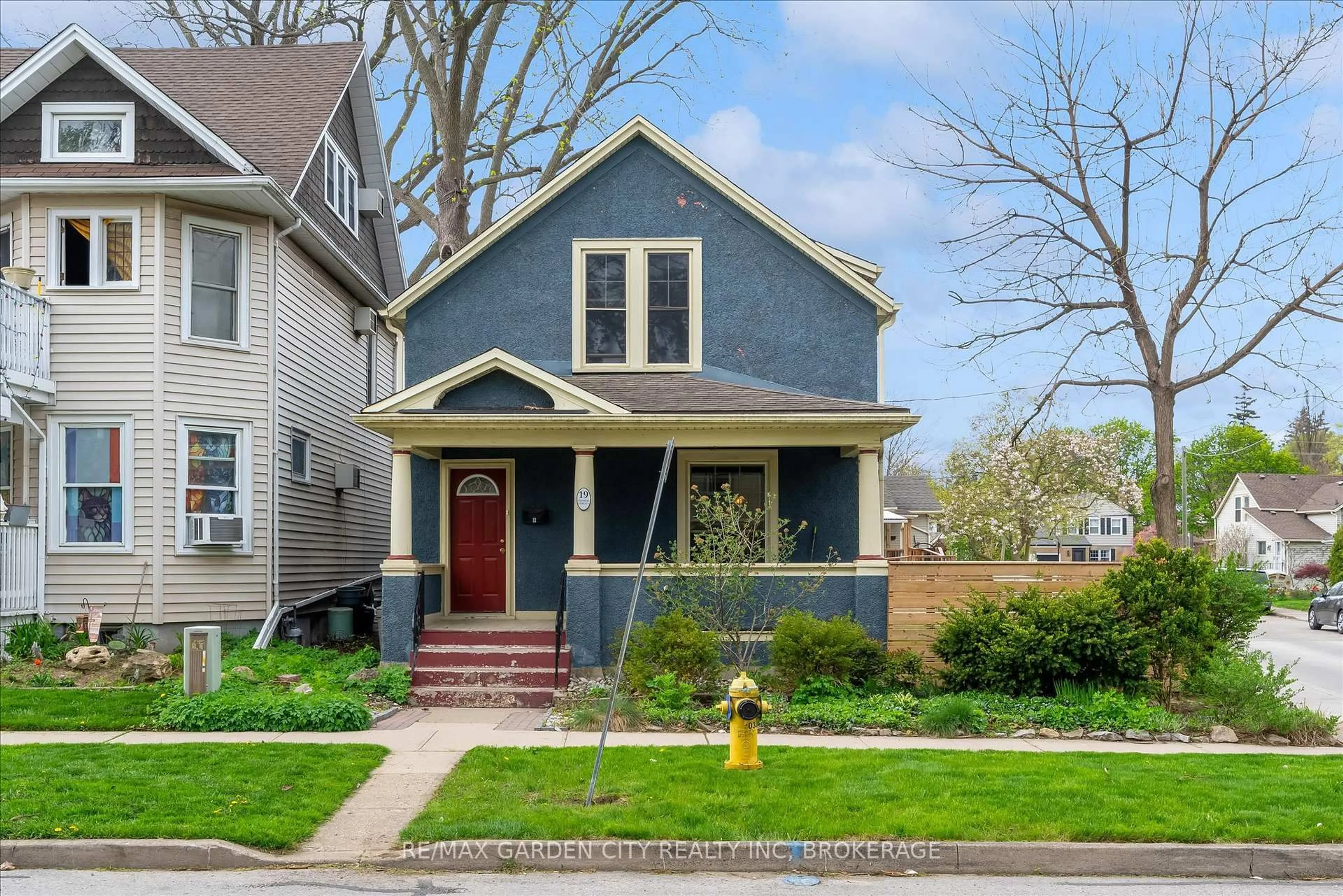 Home with vinyl exterior material, street for 19 Thomas St, St. Catharines Ontario L2R 6L7