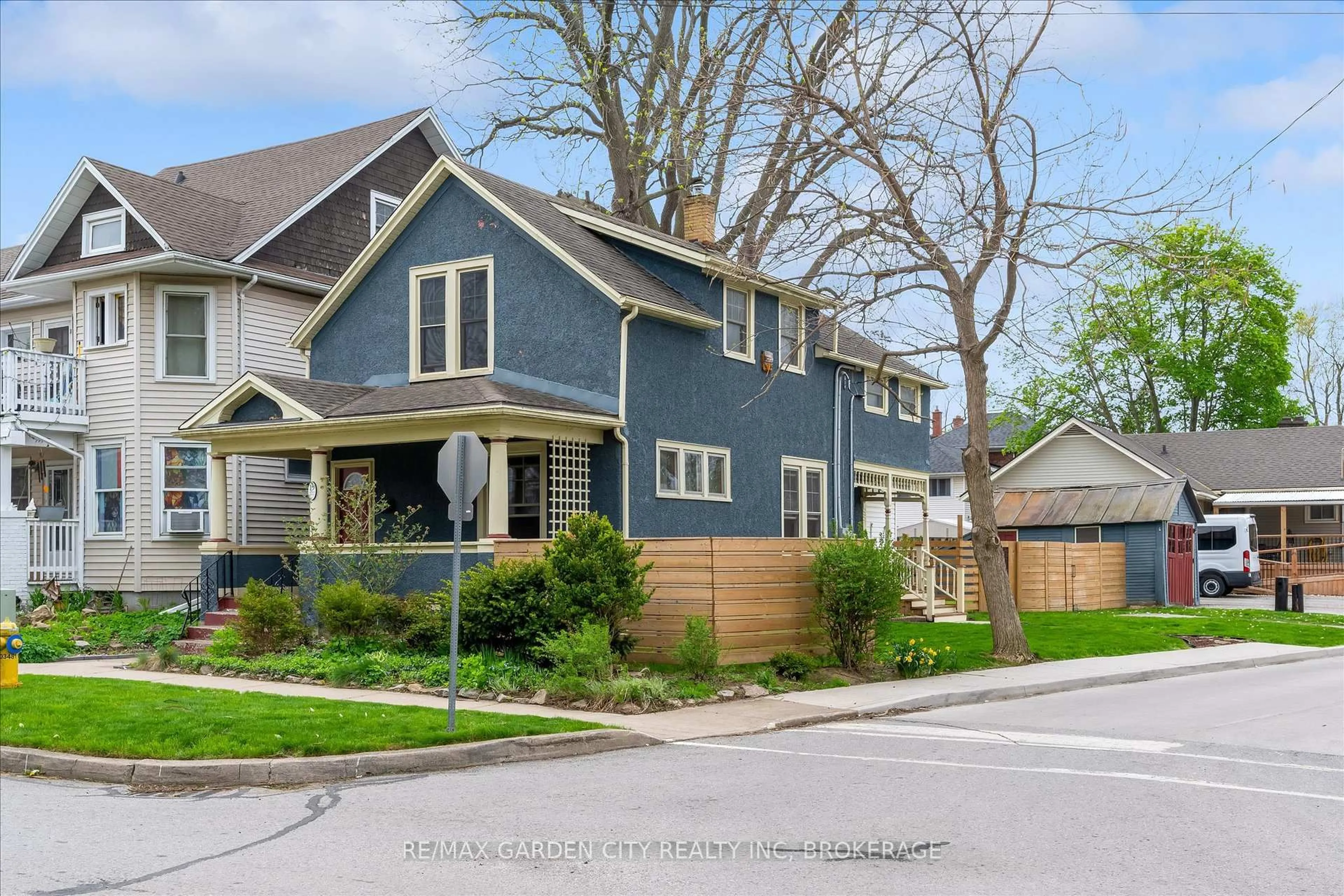 Home with vinyl exterior material, street for 19 Thomas St, St. Catharines Ontario L2R 6L7