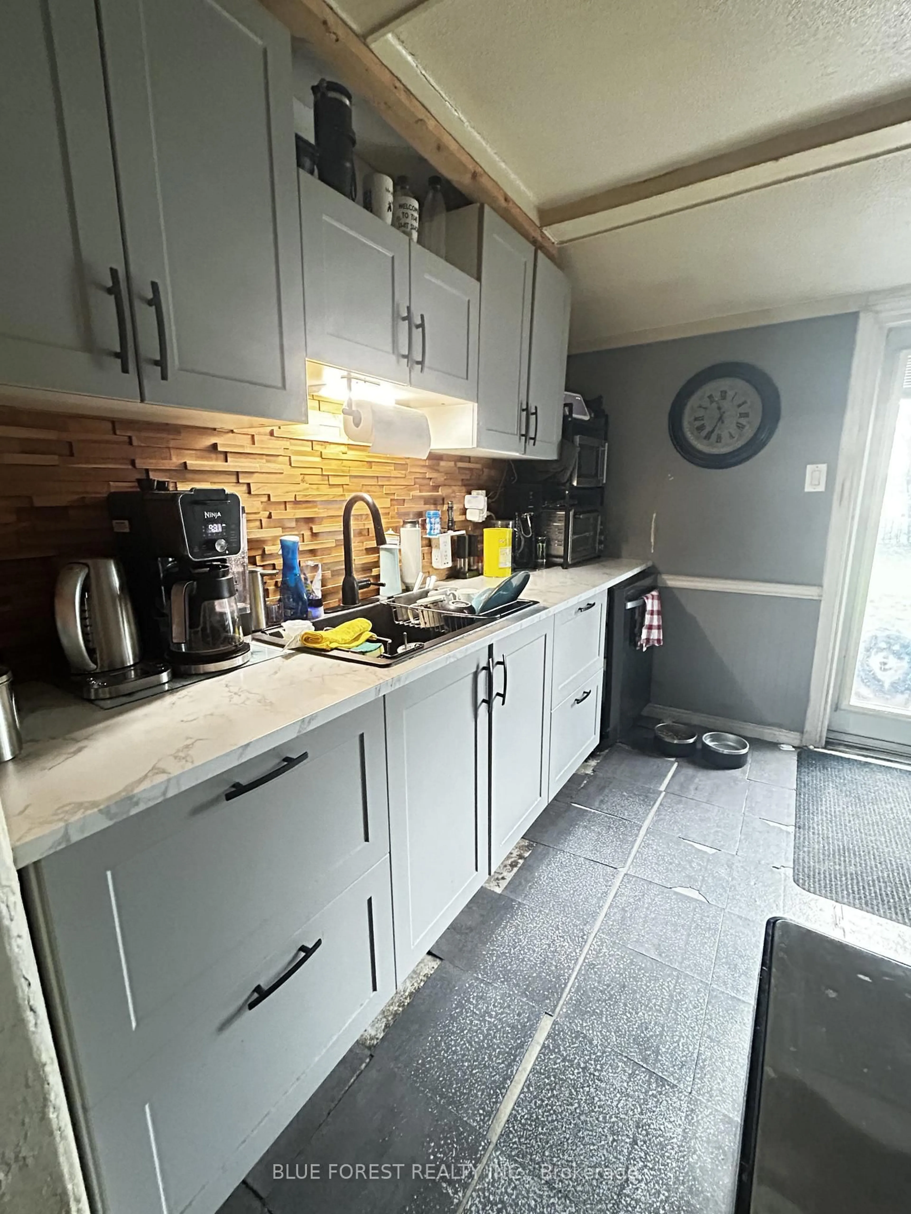 Standard kitchen, unknown for 15 Alexandria Ave, St. Thomas Ontario N5P 3M7