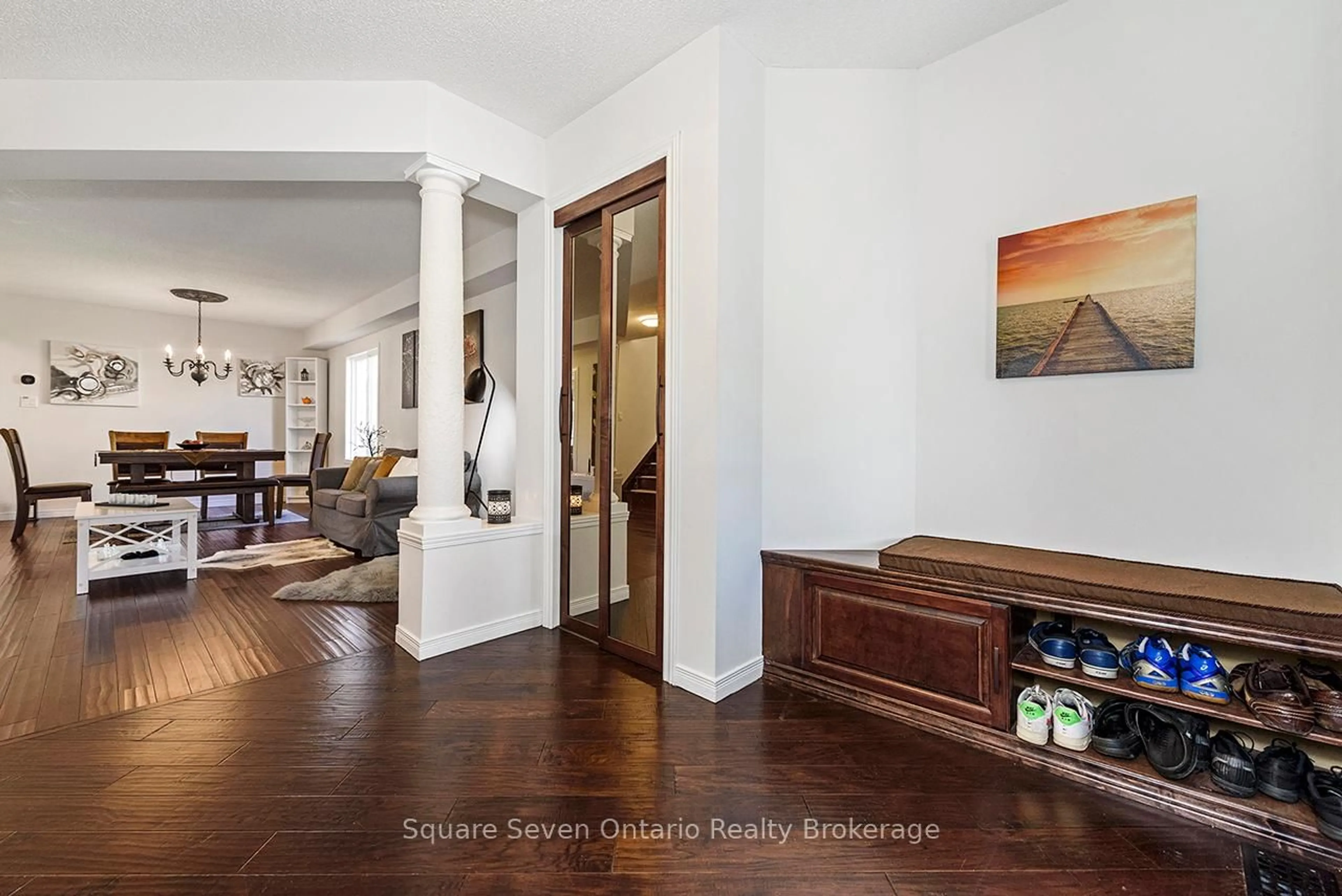 Indoor foyer for 635 Commonwealth Cres, Kitchener Ontario N2E 4J9