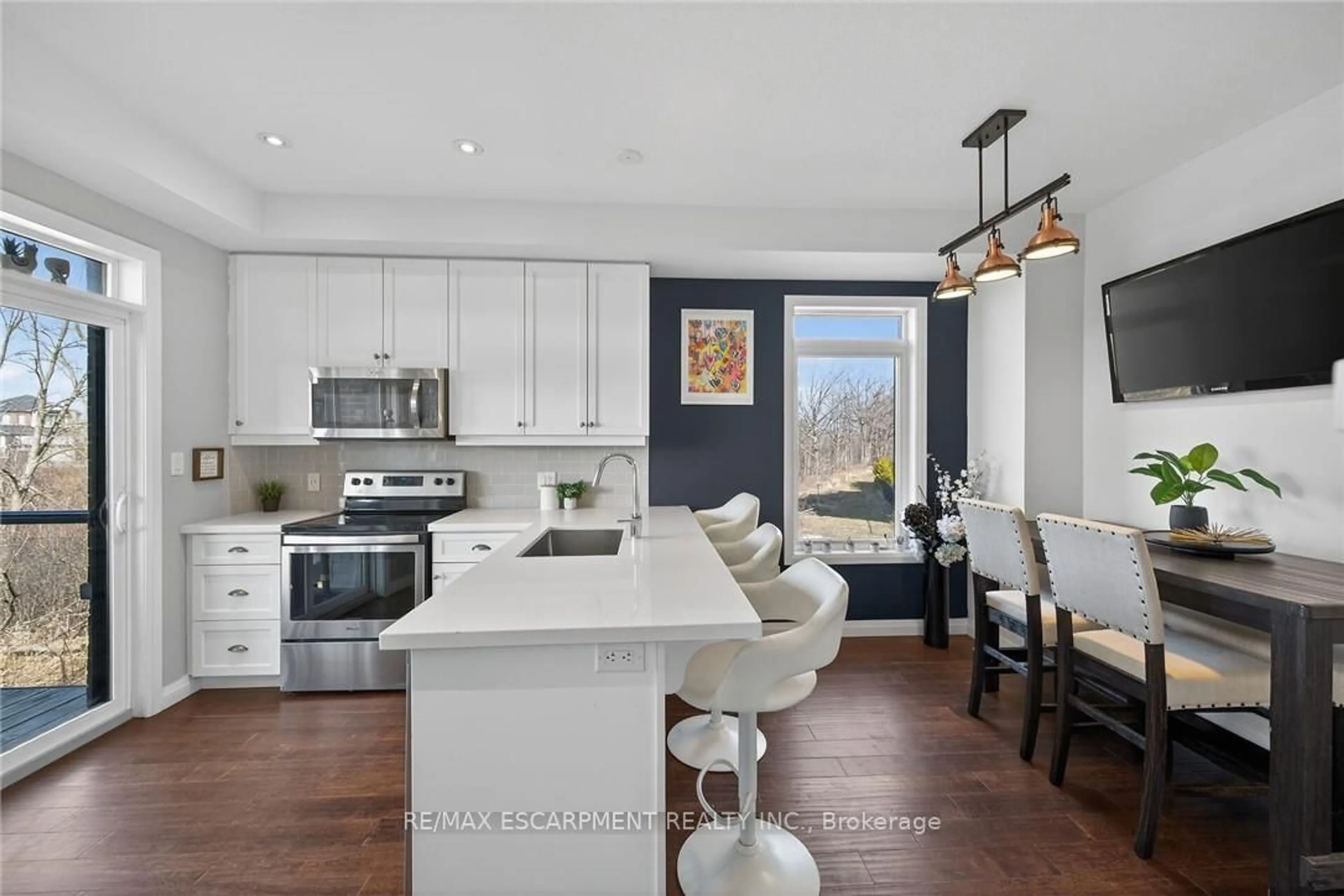 Open concept kitchen, ceramic/tile floor for 35 Midhurst Hts #33, Hamilton Ontario L8J 0K9